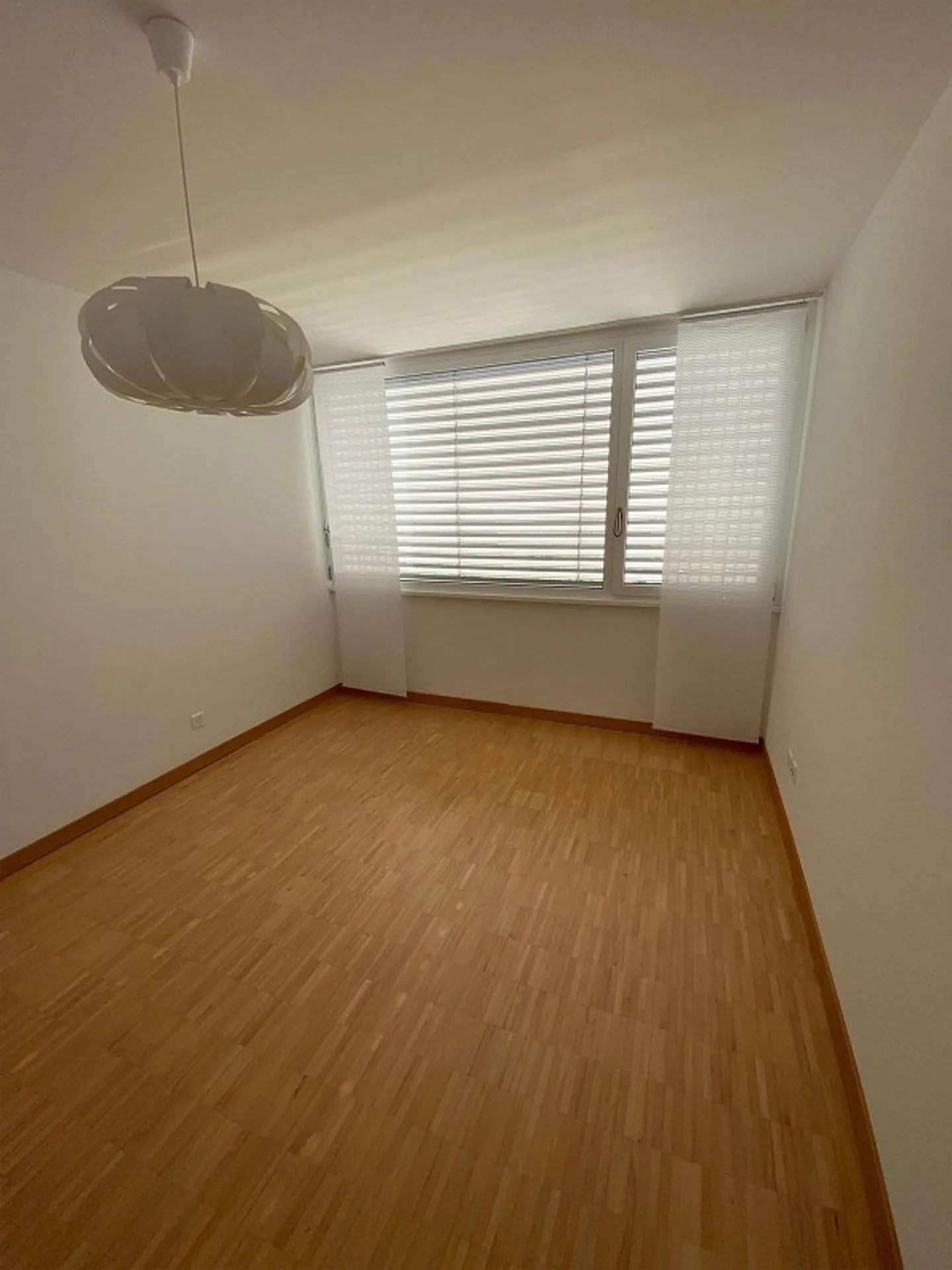 Casa unifamiliare di 6,5 stanze con garage doppio in posizione tranquilla - Foto 8 di 16