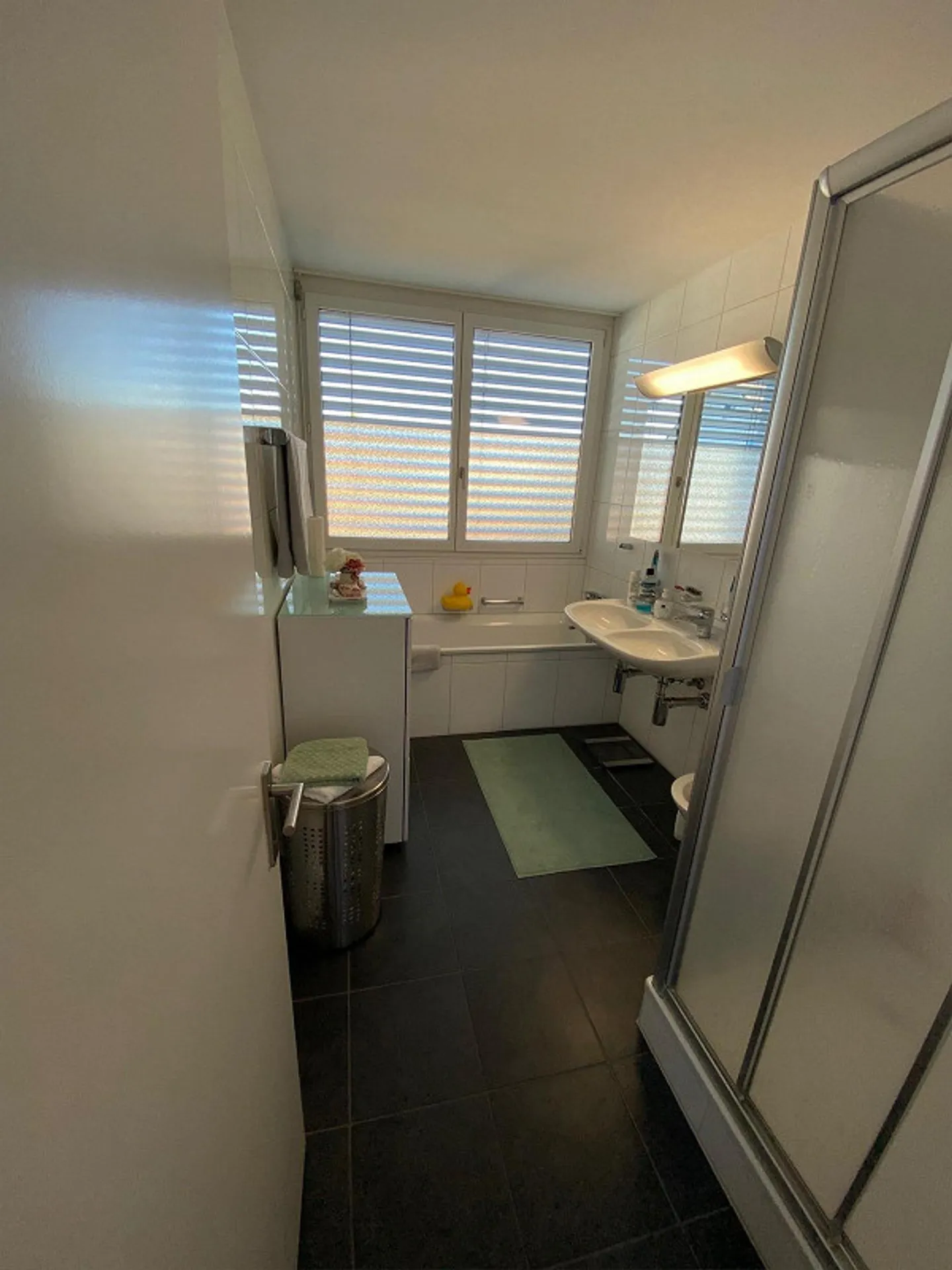 Casa unifamiliare di 6,5 stanze con garage doppio in posizione tranquilla - Foto 9 di 16