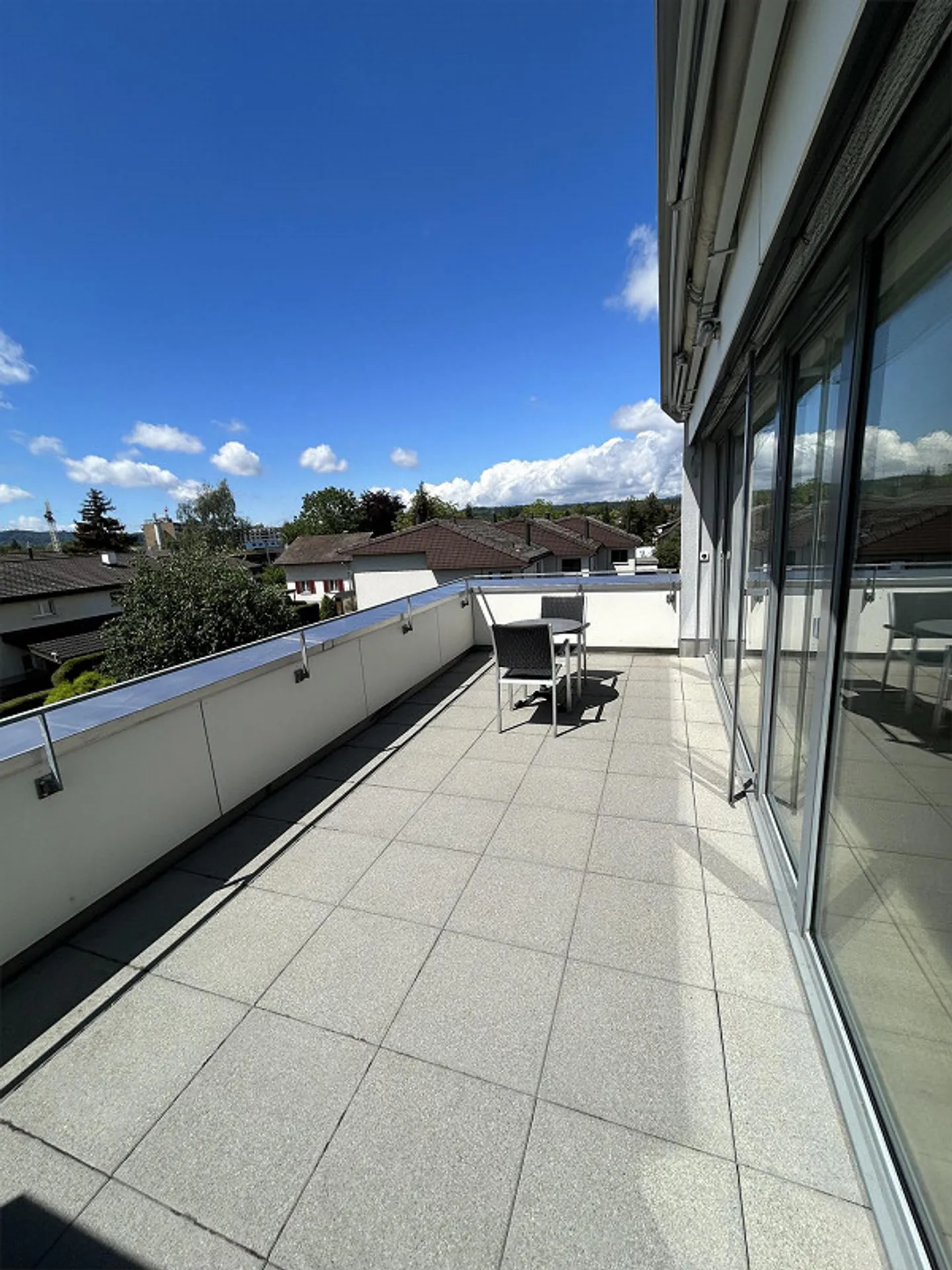 Casa unifamiliare di 6,5 stanze con garage doppio in posizione tranquilla - Foto 12 di 16