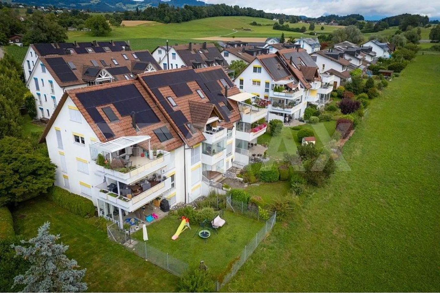 Charming Duplex with Balcony - Photo 3 of 13