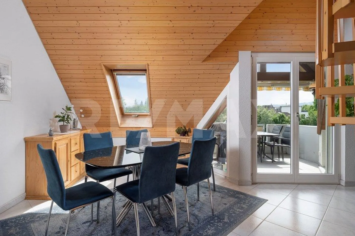 Charming Duplex with Balcony - Photo 8 of 13