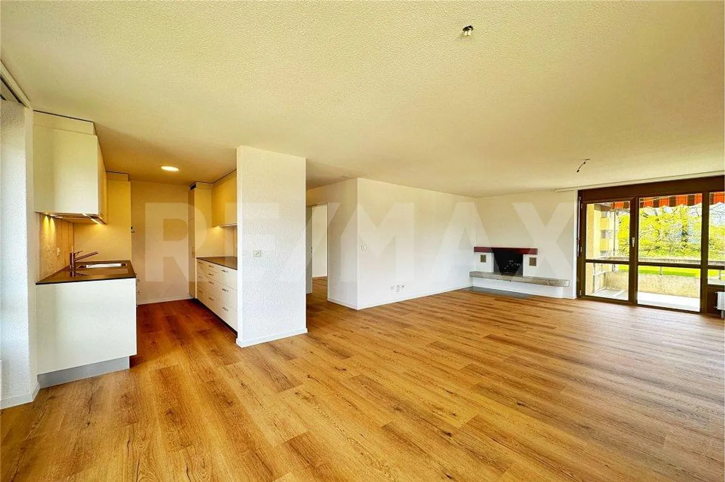 Renovated 4.5-room apartment on the 2nd floor with elevator - fireplace, balcony and... - Photo 1 of 13