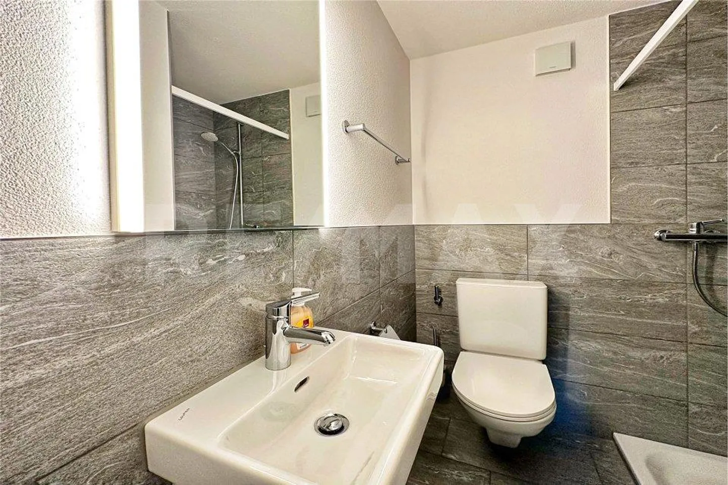 Renovated 4.5-room apartment on the 2nd floor with elevator - fireplace, balcony and... - Photo 9 of 13