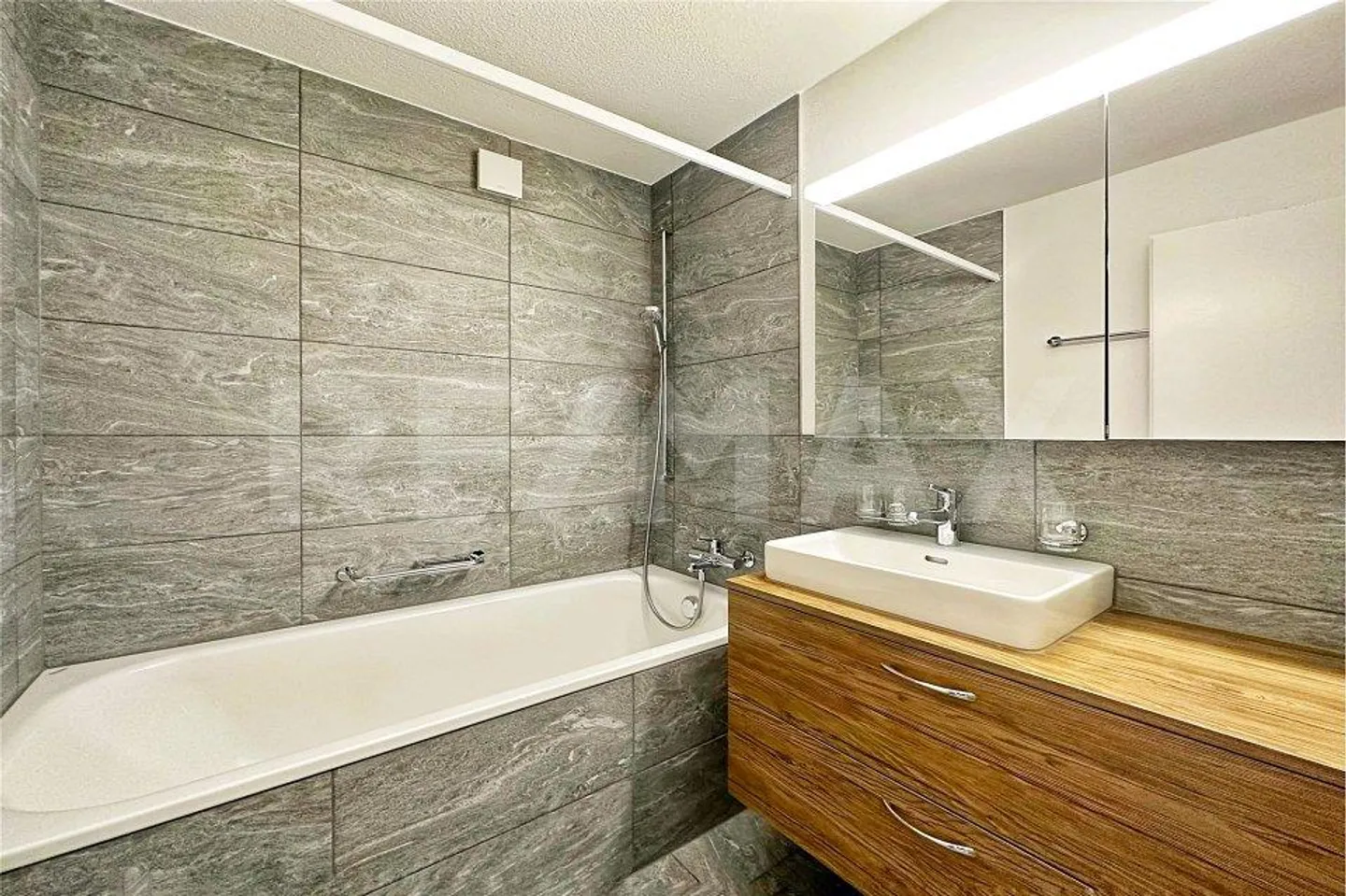 Renovated 4.5-room apartment on the 2nd floor with elevator - fireplace, balcony and... - Photo 10 of 13