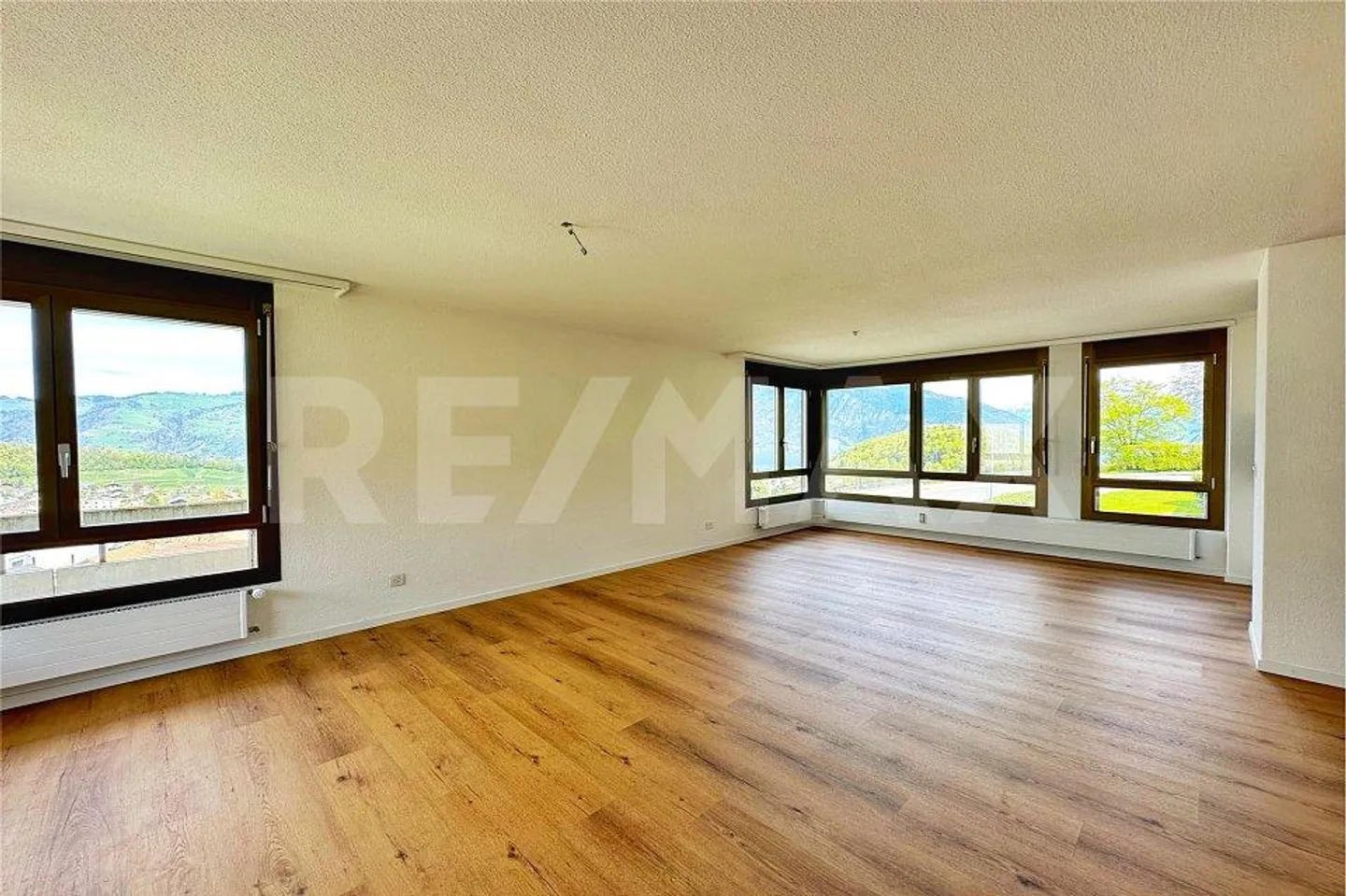 Renovated 4.5-room apartment on the 2nd floor with elevator - fireplace, balcony and... - Photo 2 of 13