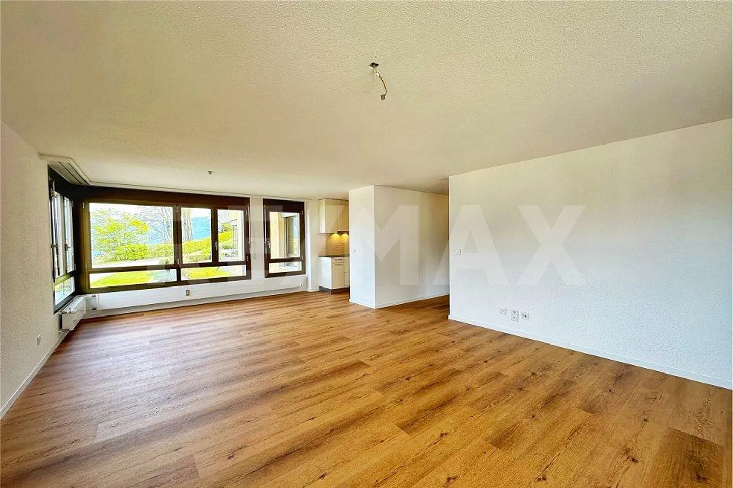 Renovated 4.5-room apartment on the 2nd floor with elevator - fireplace, balcony and... - Photo 3 of 13