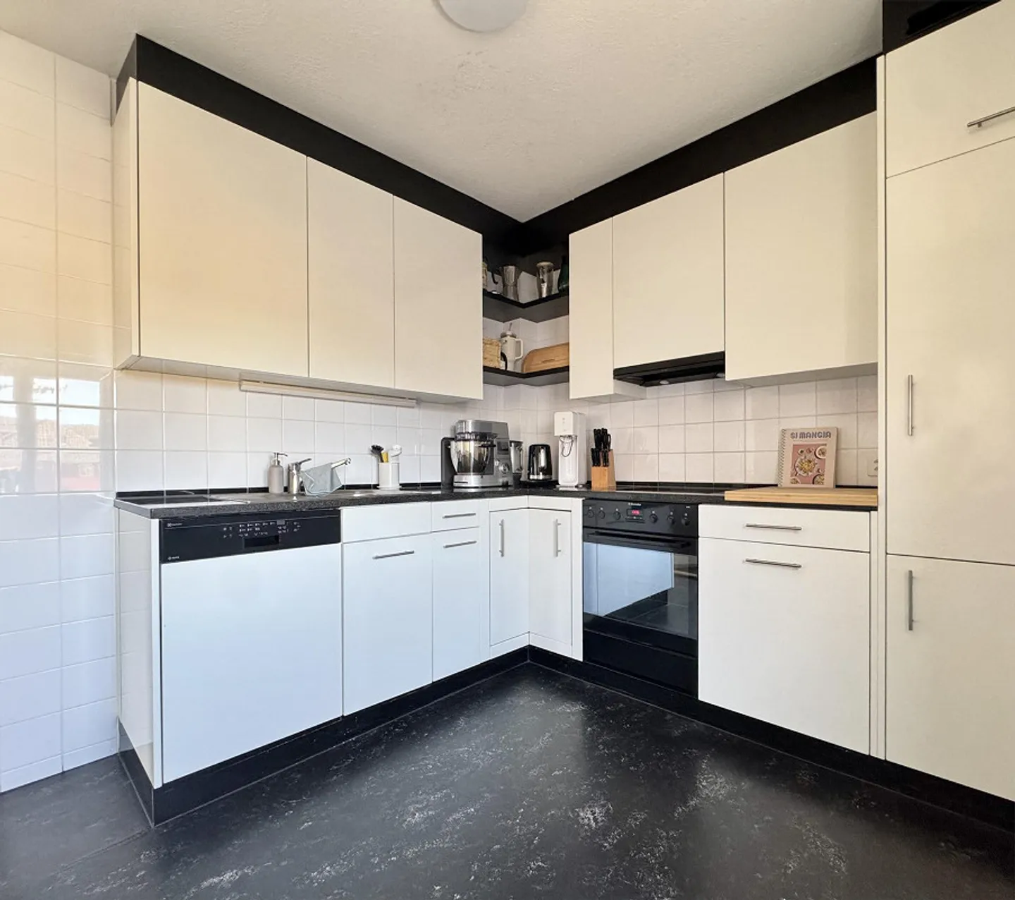 Appartamento d'epoca ristrutturato di 5 stanze con balcone e giardino - Foto 3 di 12