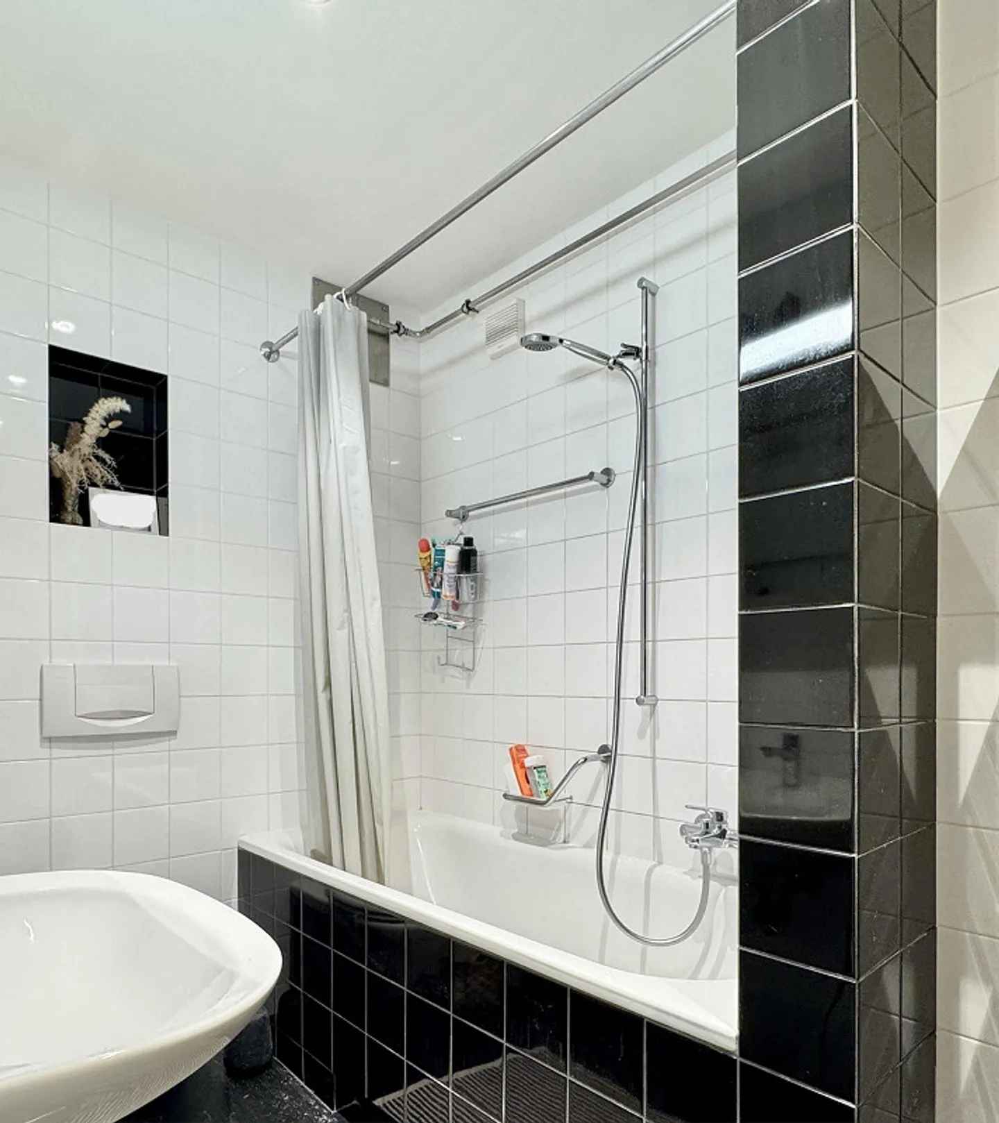 Appartamento d'epoca ristrutturato di 5 stanze con balcone e giardino - Foto 8 di 12