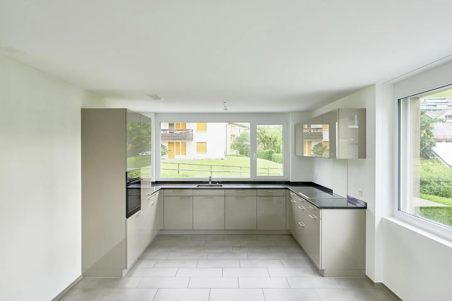 Appartamento moderno con grande balcone in una posizione adatta alle famiglie - Foto 3 di 12