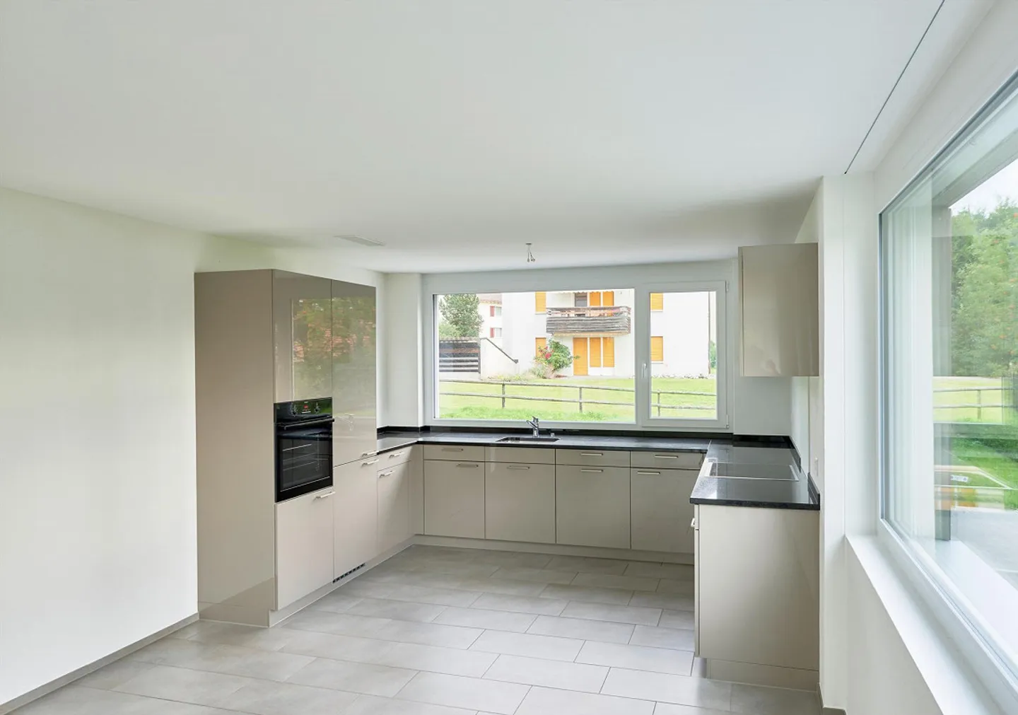 Appartamento moderno con grande balcone in una posizione adatta alle famiglie - Foto 4 di 12