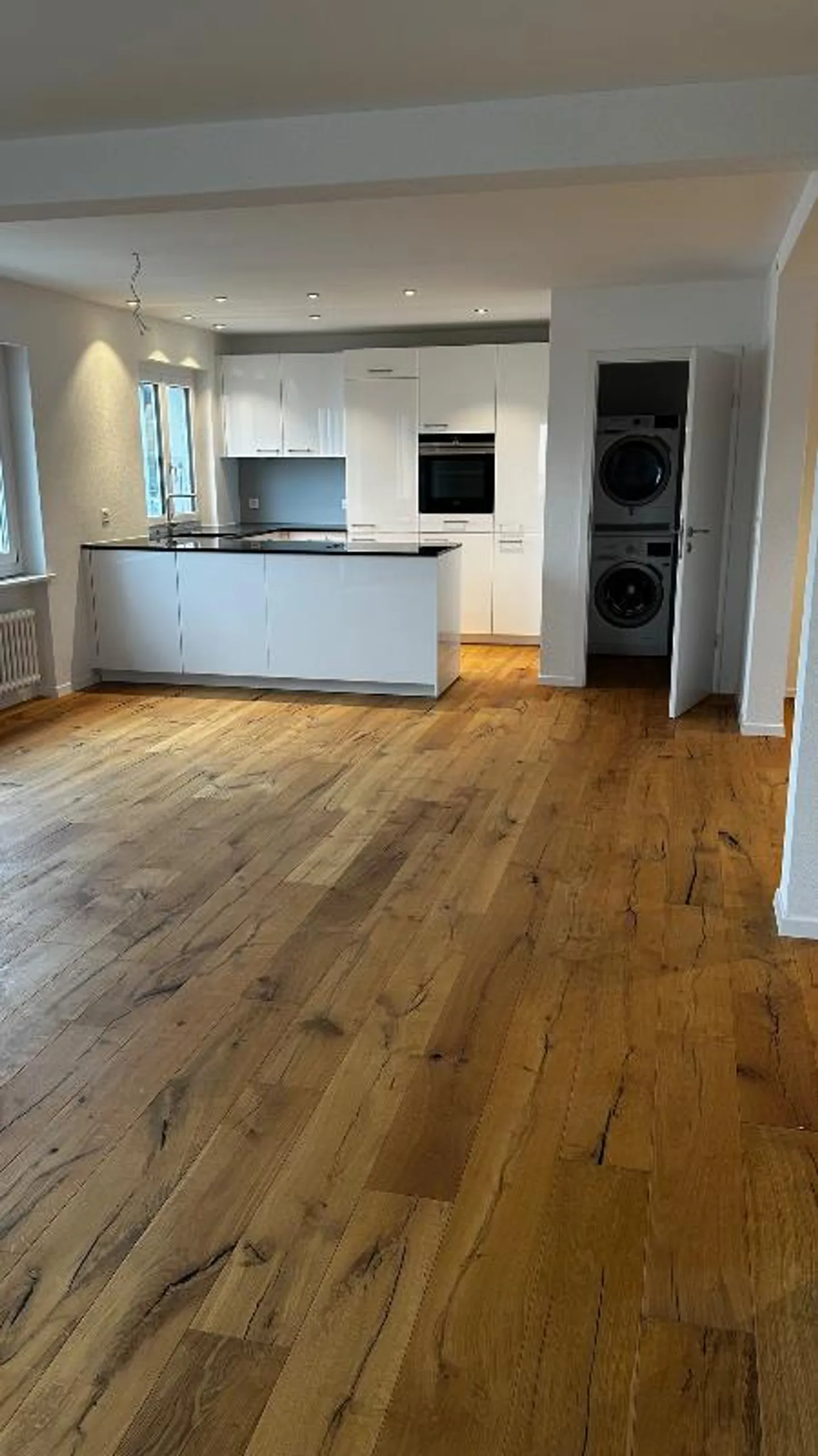 Freshly renovated 4-room apartment - Photo 4 of 4