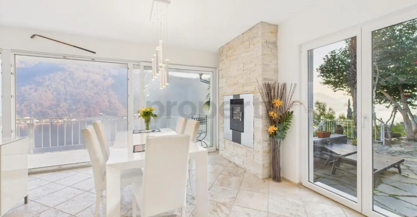 Charming villa in Morcote with garden and stunning lake view - Photo 2 of 11