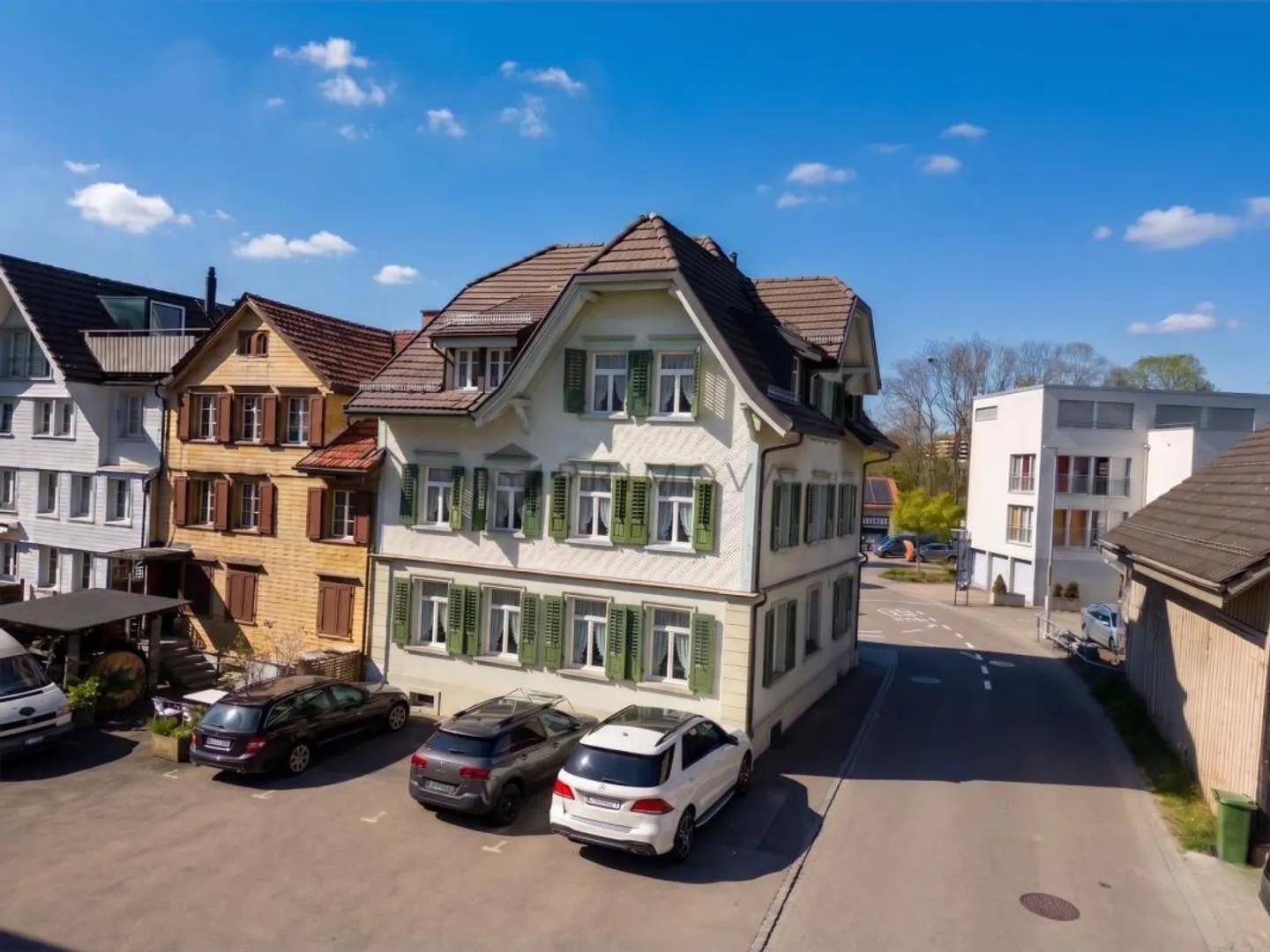 Casa angolare attraente con due unità abitative - ideale per famiglie o investitori - Foto 1 di 8