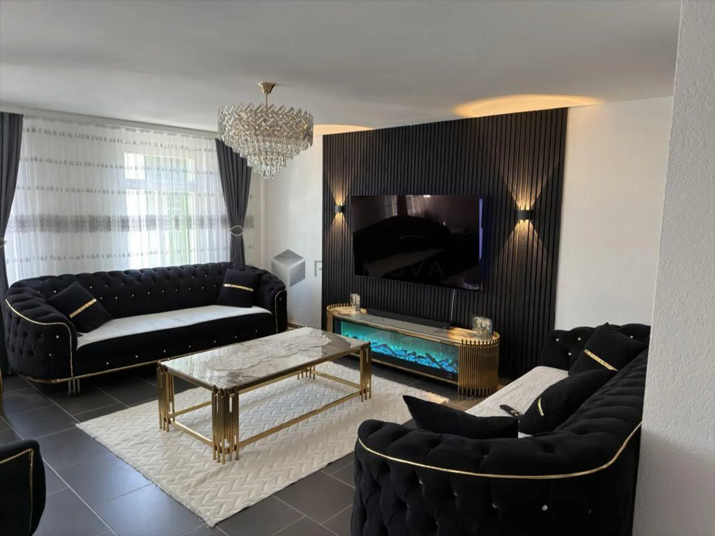 Casa angolare attraente con due unità abitative - ideale per famiglie o investitori - Foto 2 di 8