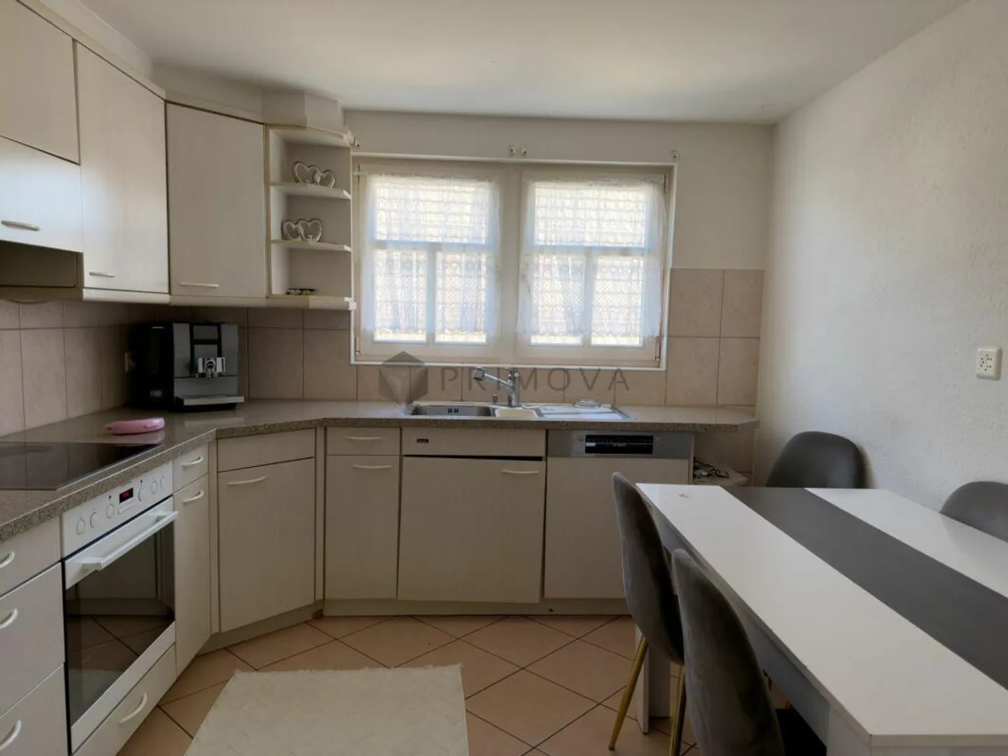 Casa angolare attraente con due unità abitative - ideale per famiglie o investitori - Foto 3 di 8