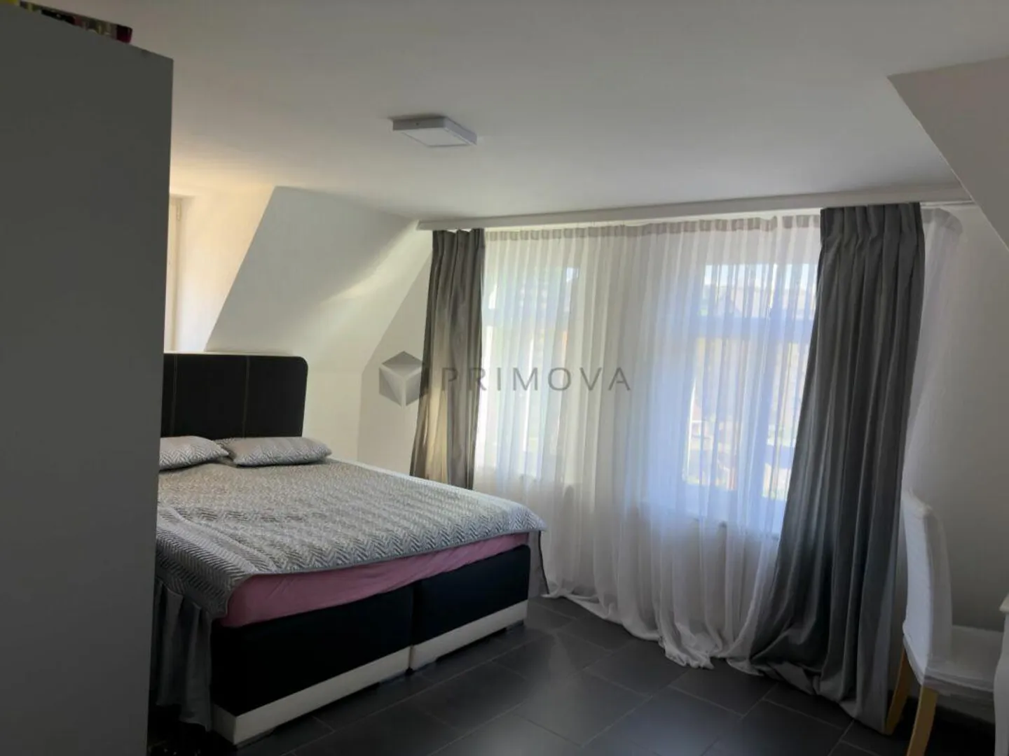 Casa angolare attraente con due unità abitative - ideale per famiglie o investitori - Foto 5 di 8