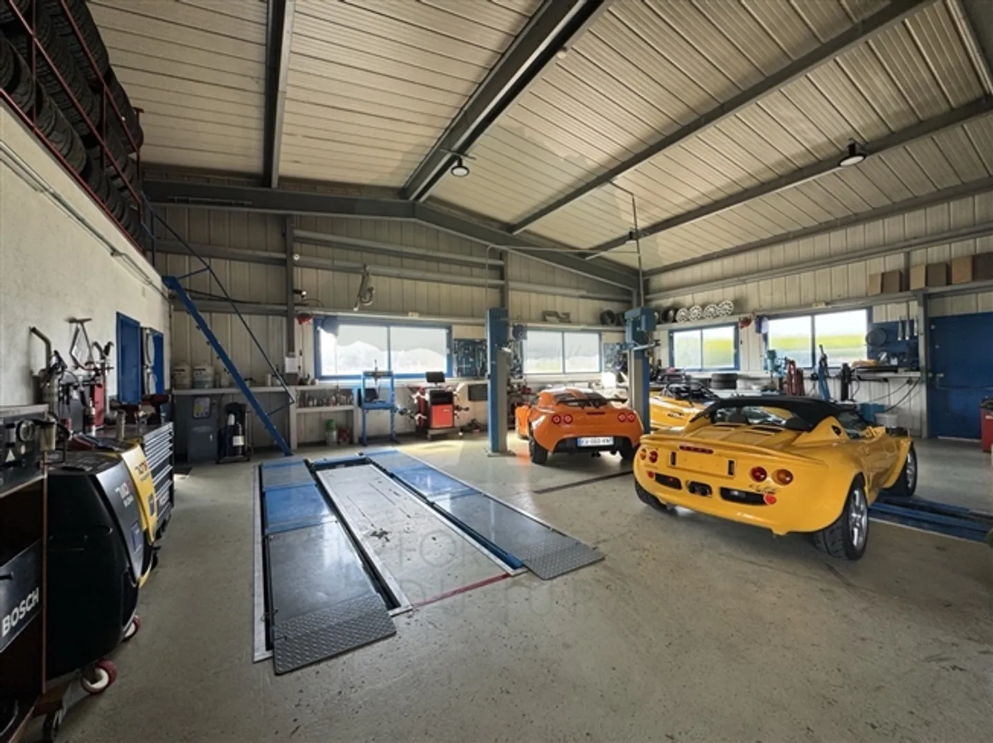 Garage et Carrosserie à Fahy avec Station de Lavage - Photo 11 sur 20