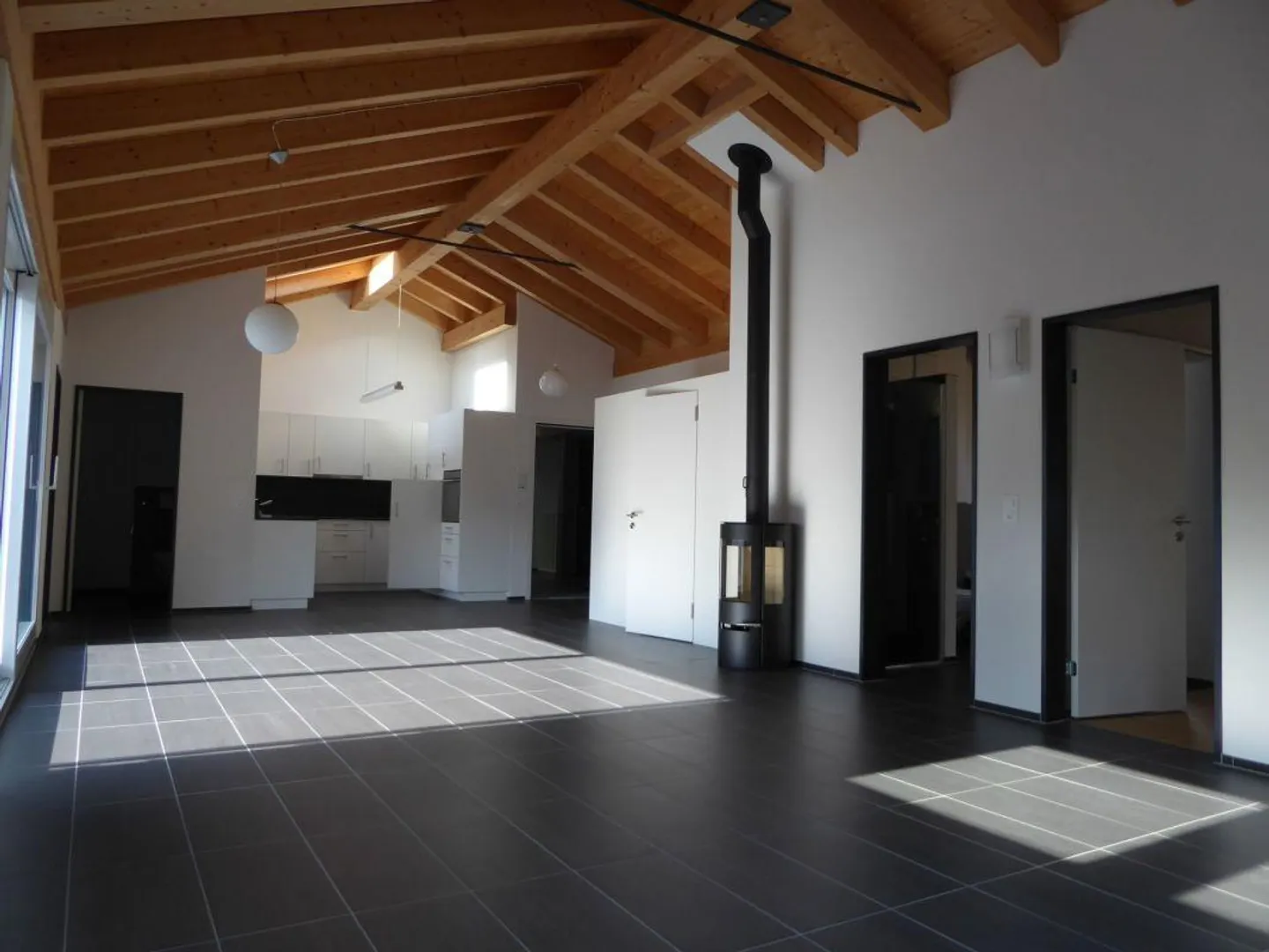 Moderno appartamento mansardato di 4,5 locali con stufa a legna e balcone - Foto 2 di 11