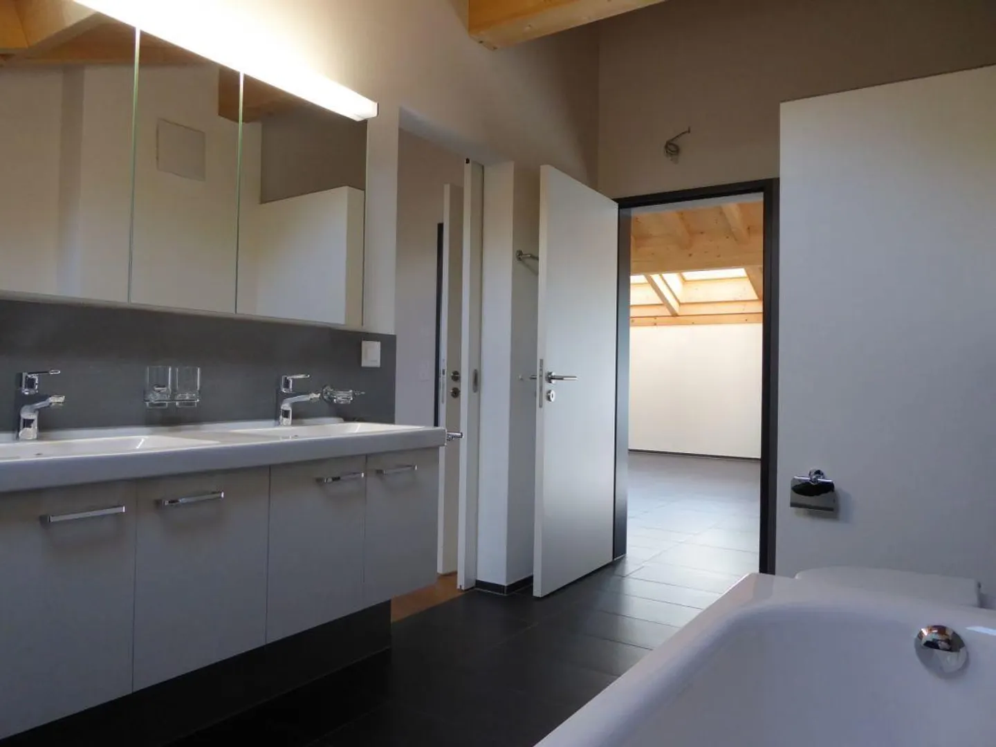 Moderno appartamento mansardato di 4,5 locali con stufa a legna e balcone - Foto 7 di 11