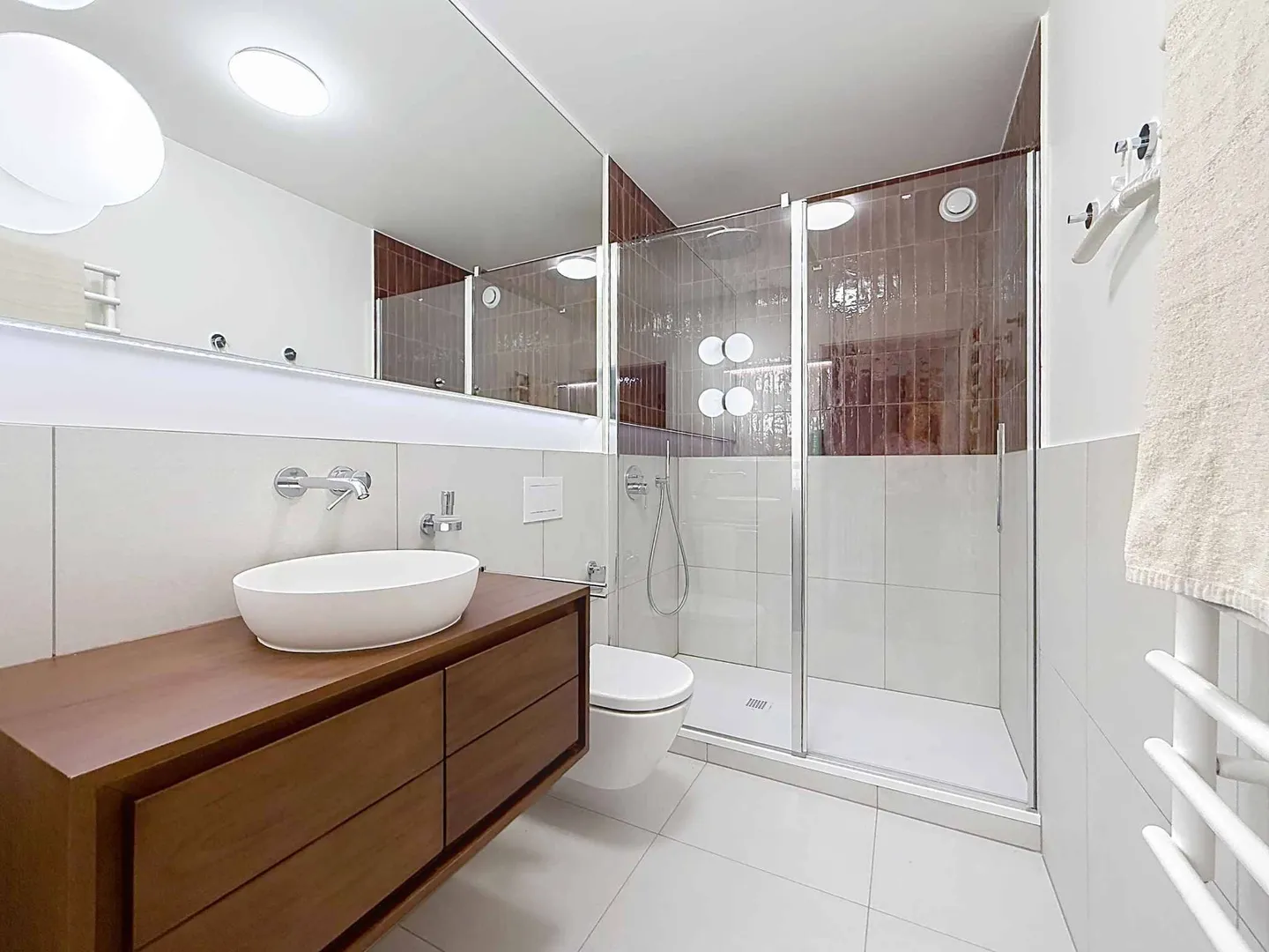 Charming Renovated Apartment - Photo 7 of 8