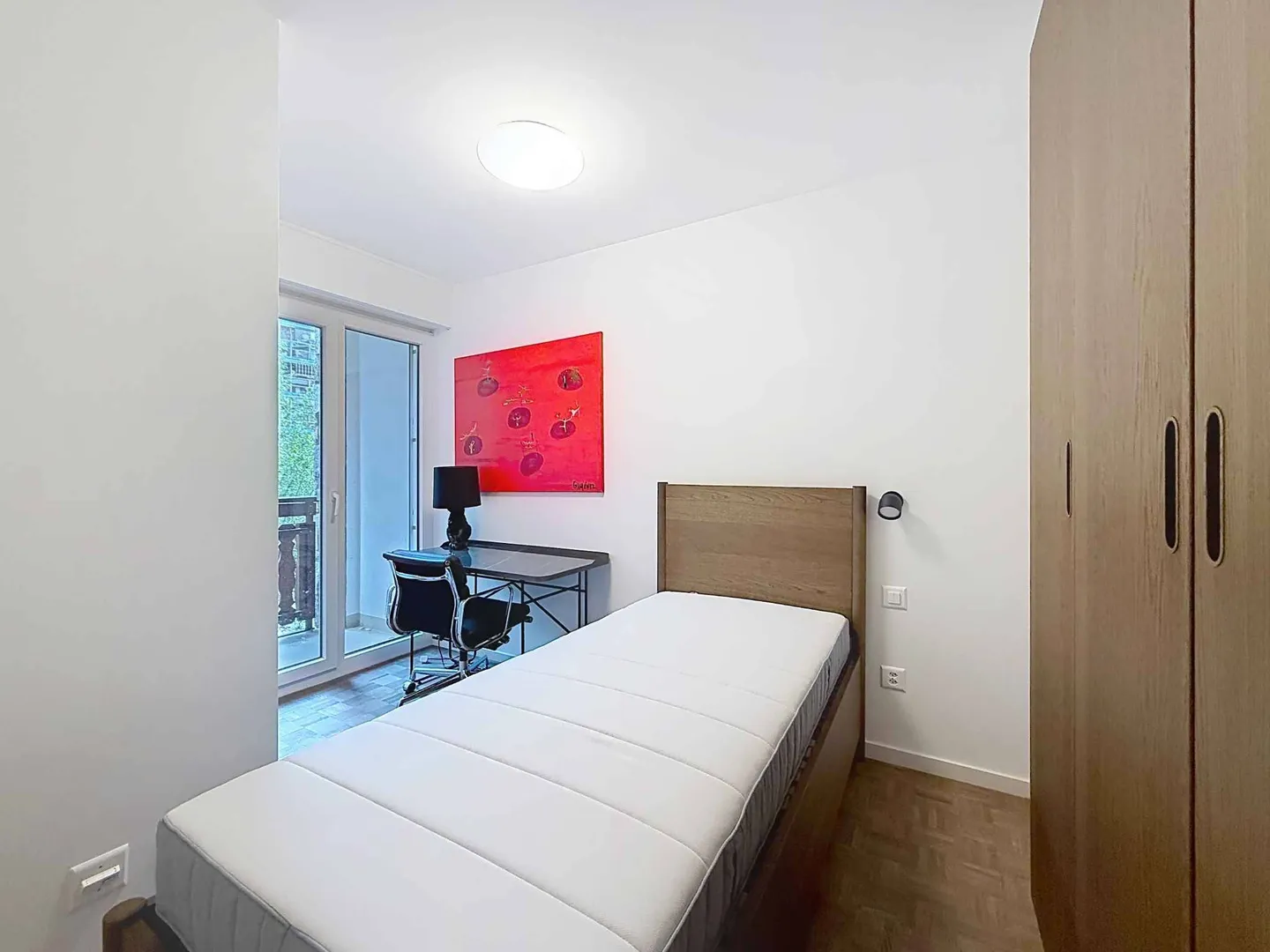 Charming Renovated Apartment - Photo 8 of 8