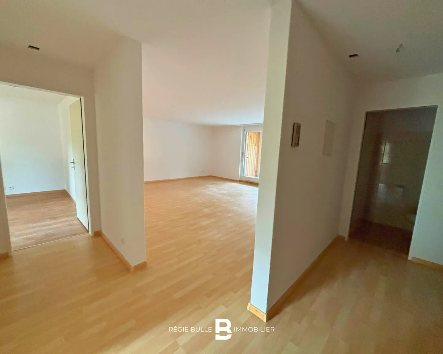 Appartement spacieux avec jardin - Photo 5 sur 8