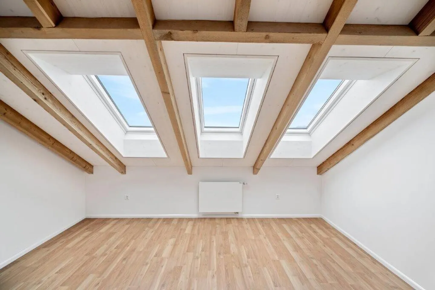 Appartamento duplex ristrutturato in una posizione tranquilla nel mezzo di un meraviglioso ambiente verde - Foto 6 di 12