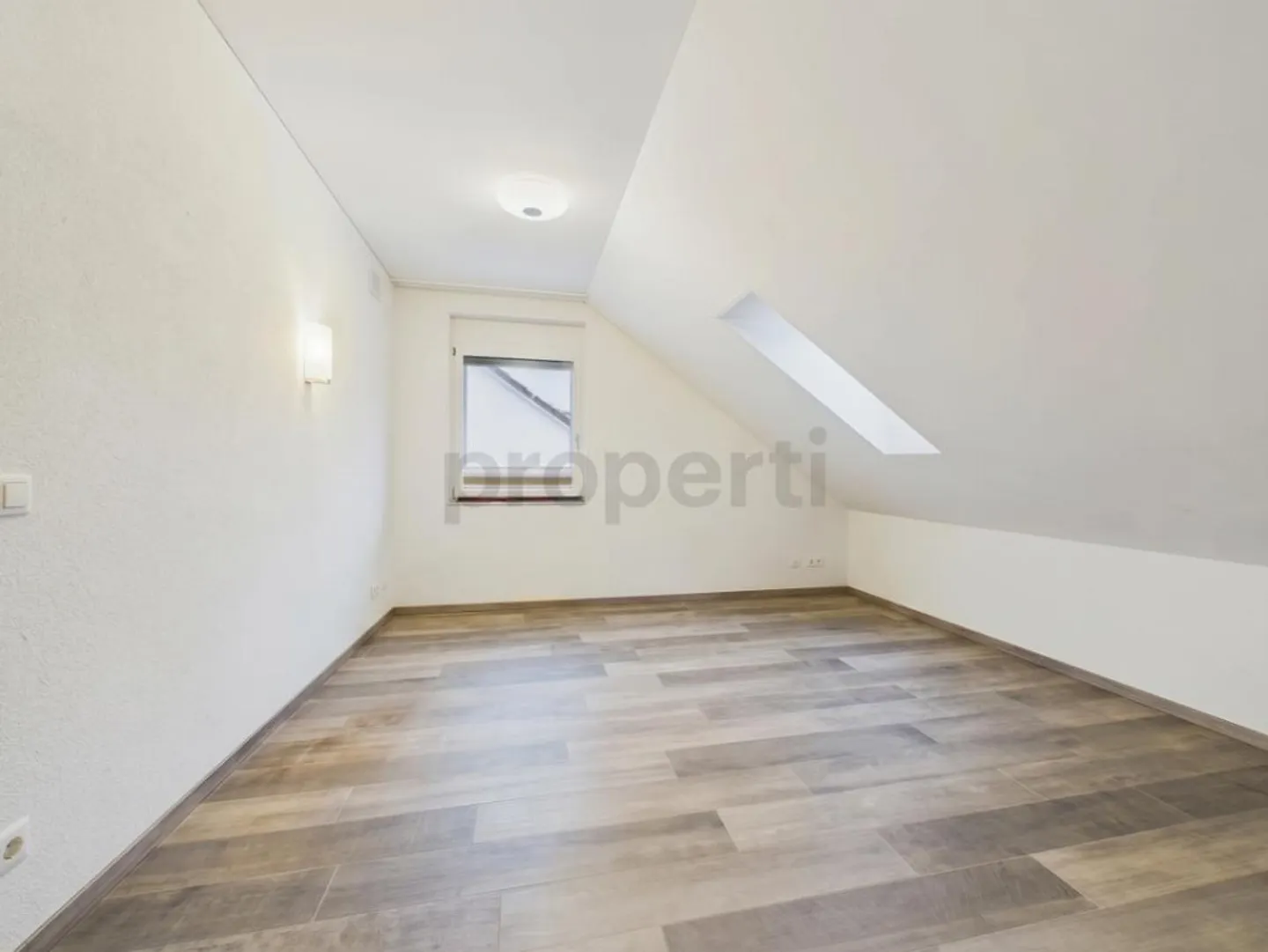 Terrasse spacieuse (25 m²), réduit avec machine à laver et accessible aux fauteuils roulants... - Photo 1 sur 9