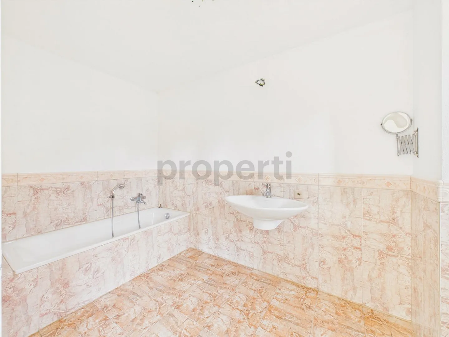 Villa spaziosa con piscina a Brione - Foto 10 di 16