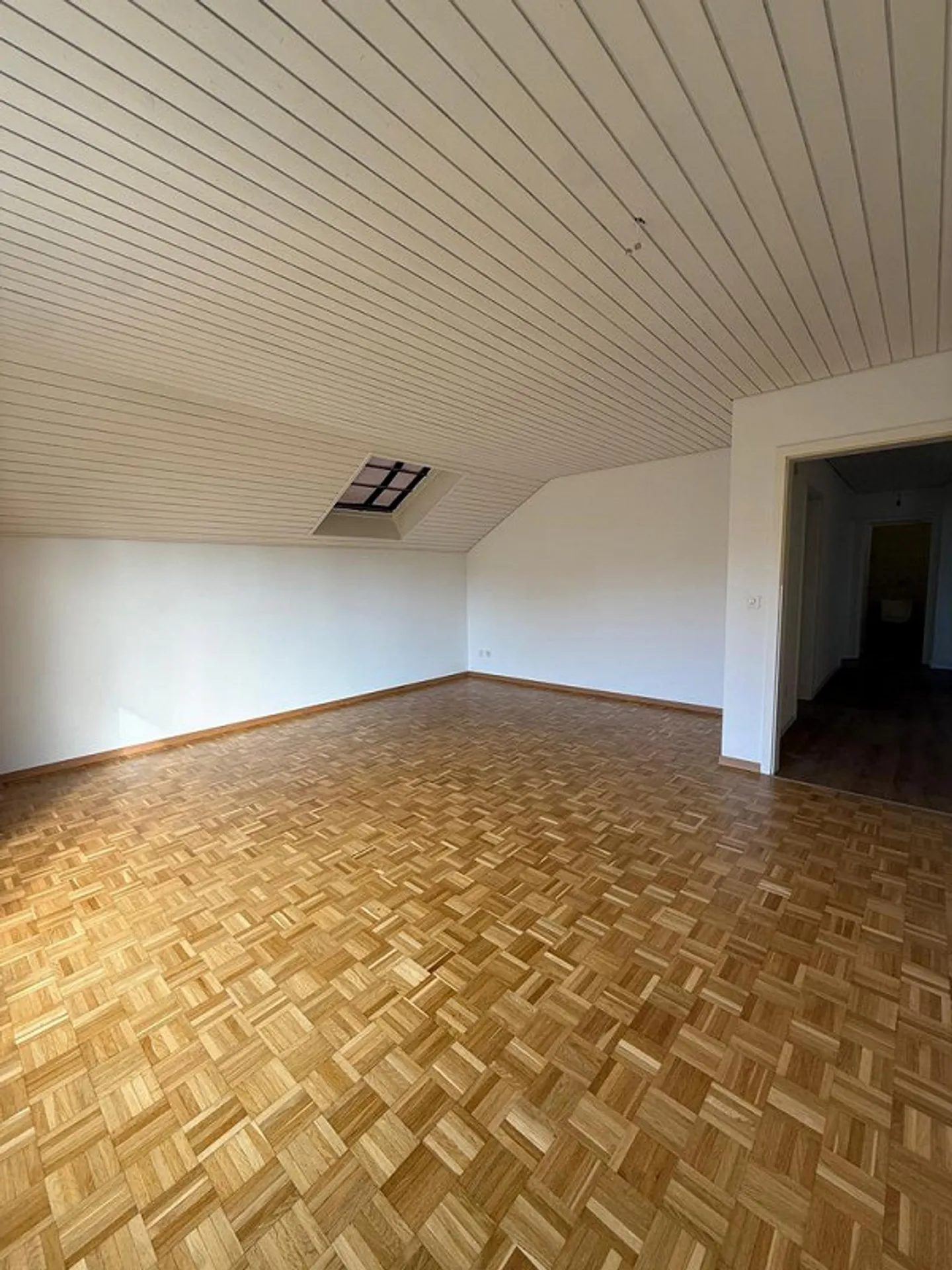 Bright 3.5-room attic apartment with balcony / Rent promotion - Photo 10 of 12