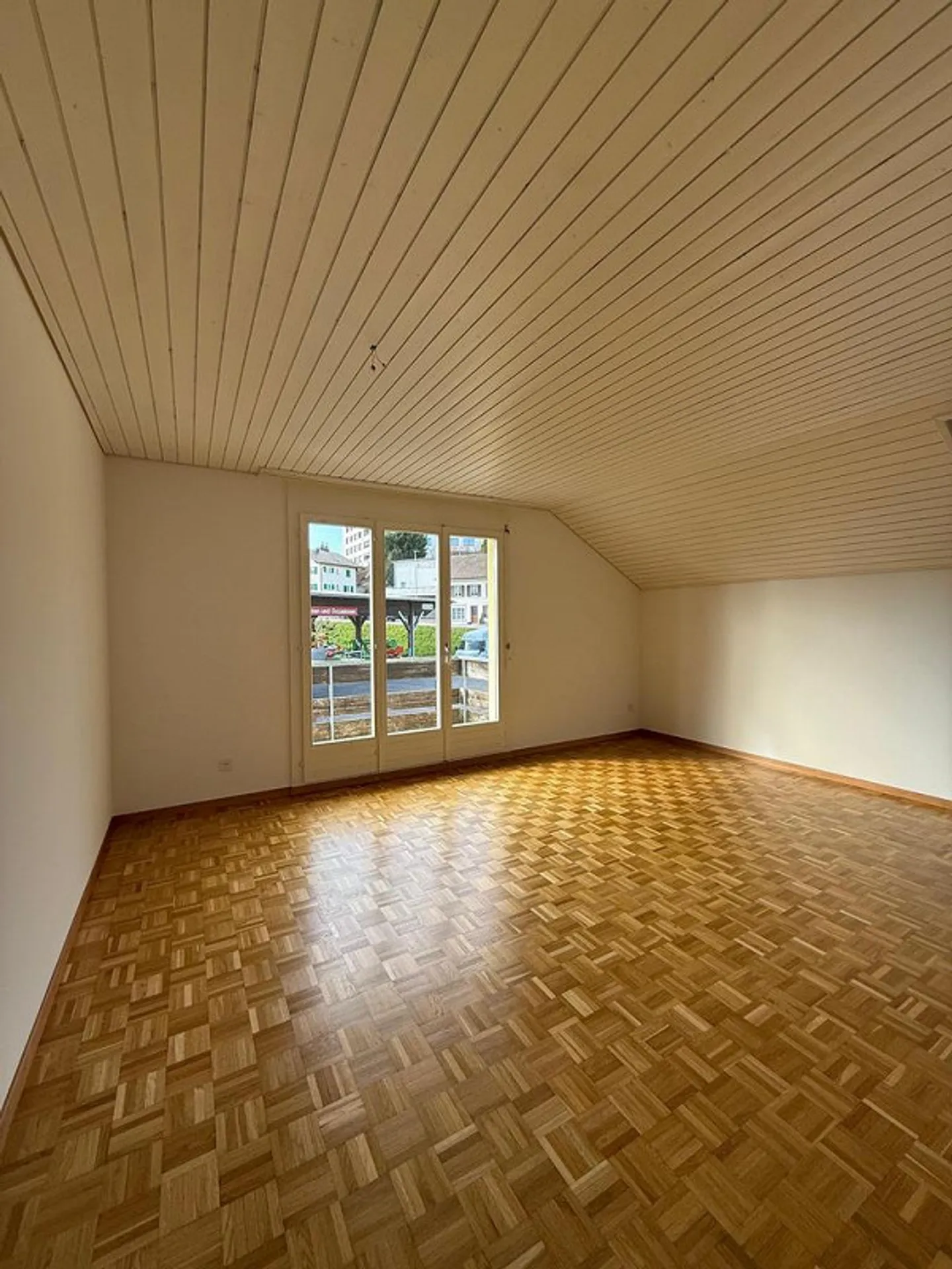 Bright 3.5-room attic apartment with balcony / Rent promotion - Photo 4 of 12