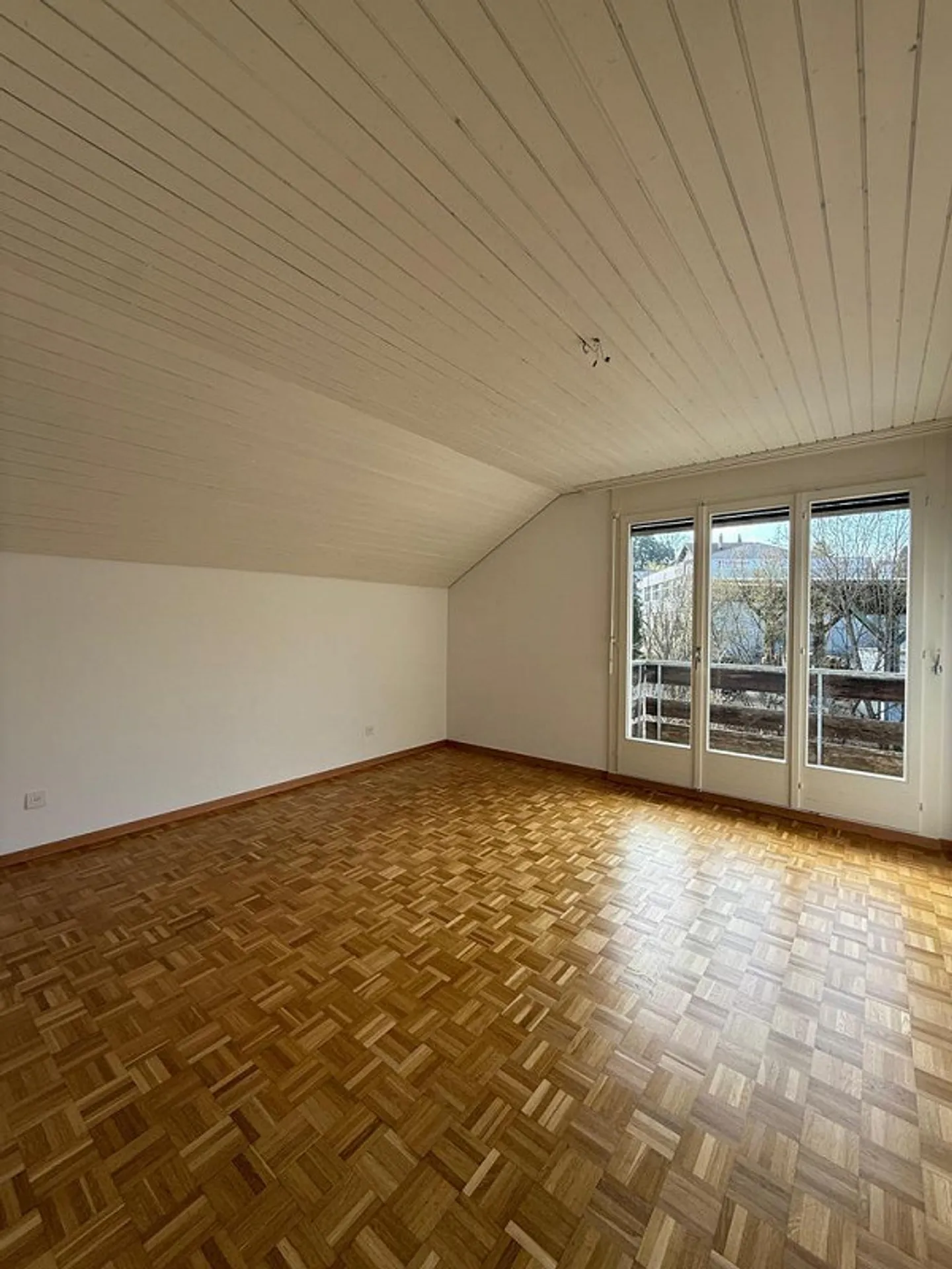 Bright 3.5-room attic apartment with balcony / Rent promotion - Photo 5 of 12