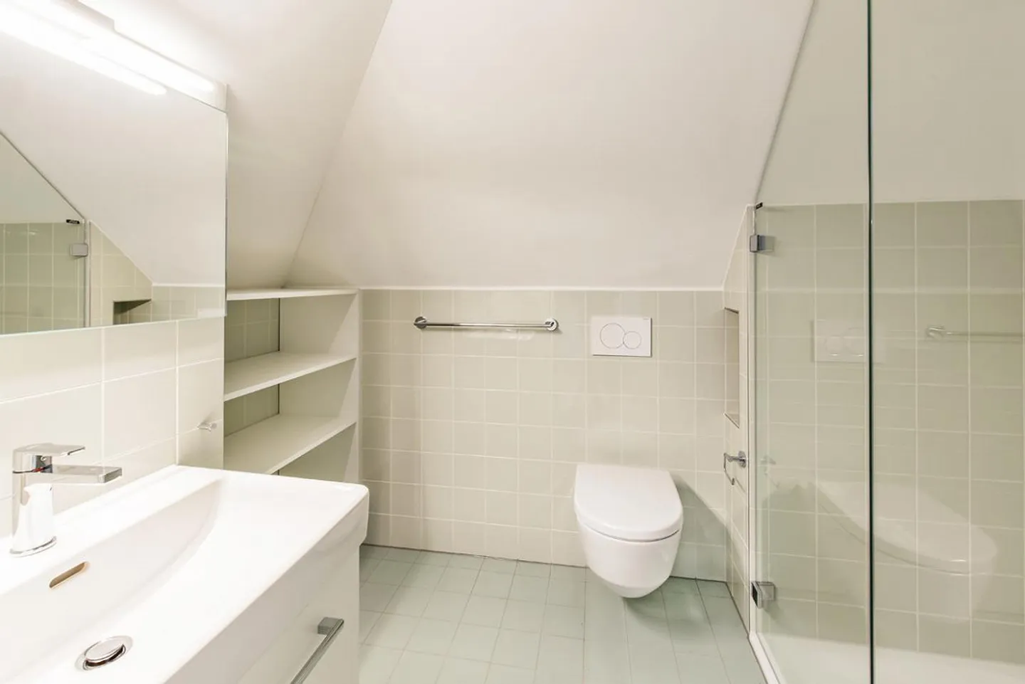 Modern Apartment - Photo 5 of 6