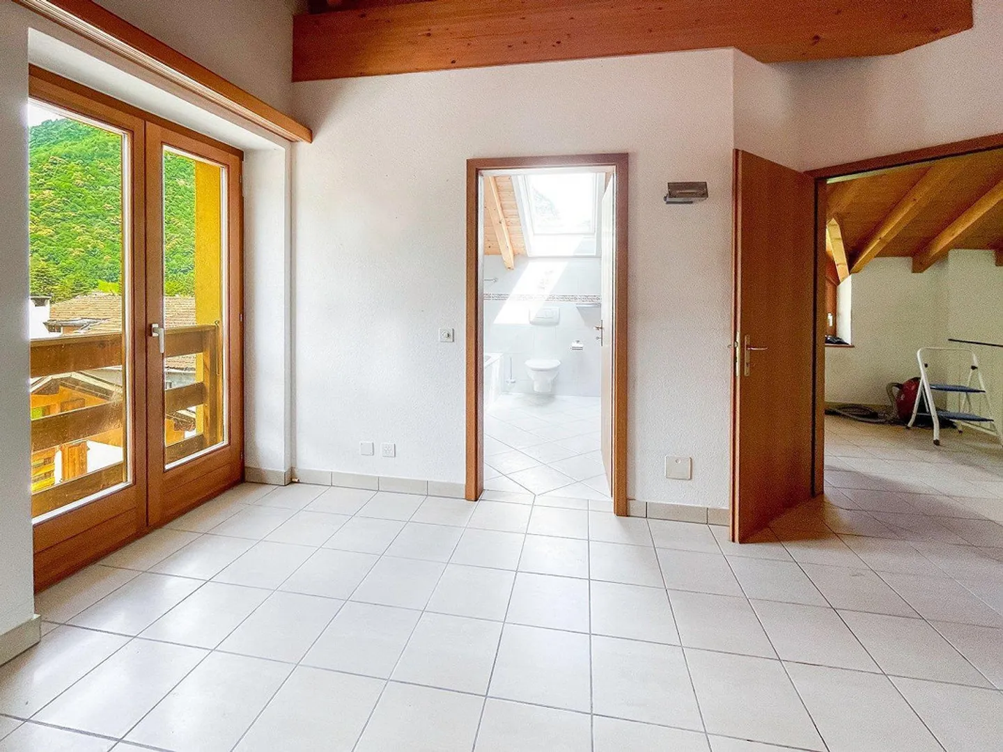 Ticino: Single-family house with garden and garage - Photo 13 of 15