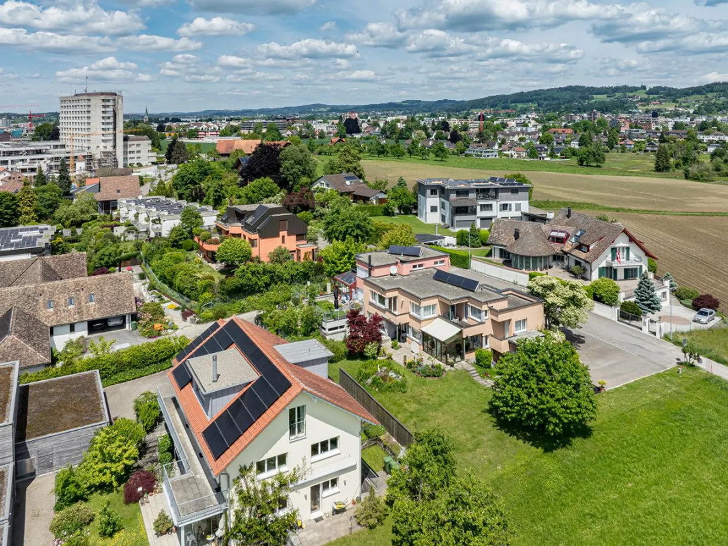 Ampia casa unifamiliare con fascino e vista in una zona residenziale privilegiata - Foto 2 di 14