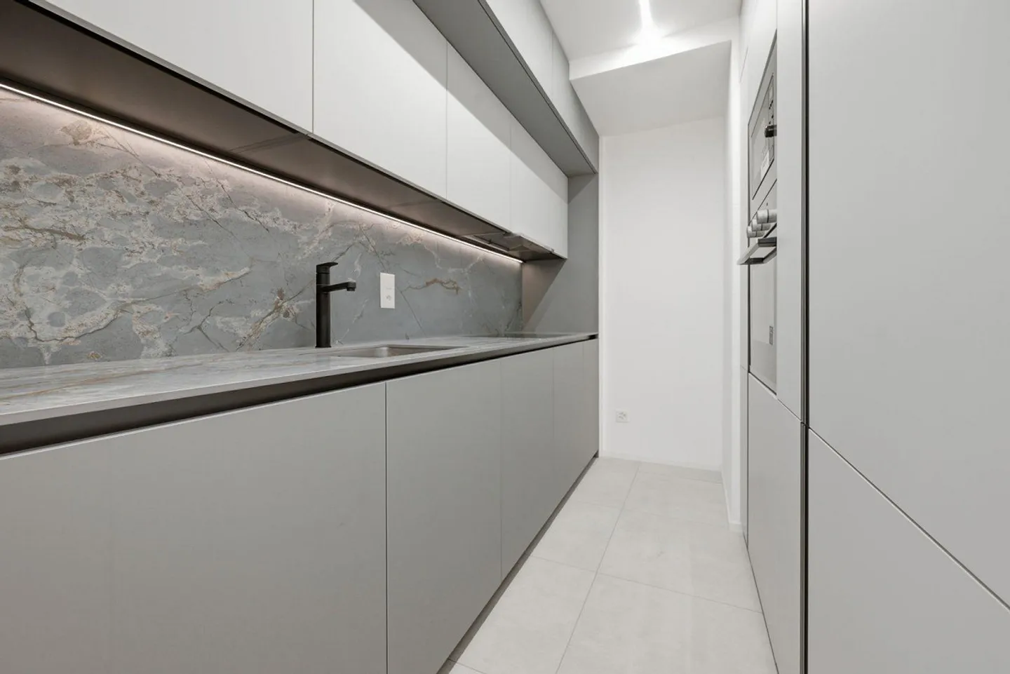 Appartement élégant de 3,5 pièces entièrement rénové dans le centre historique d'Ascona - Photo 2 sur 7