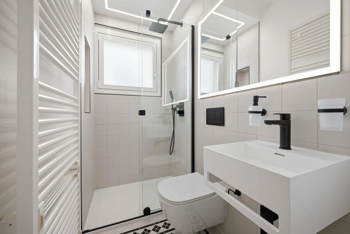 Appartement élégant de 3,5 pièces entièrement rénové dans le centre historique d'Ascona - Photo 7 sur 7