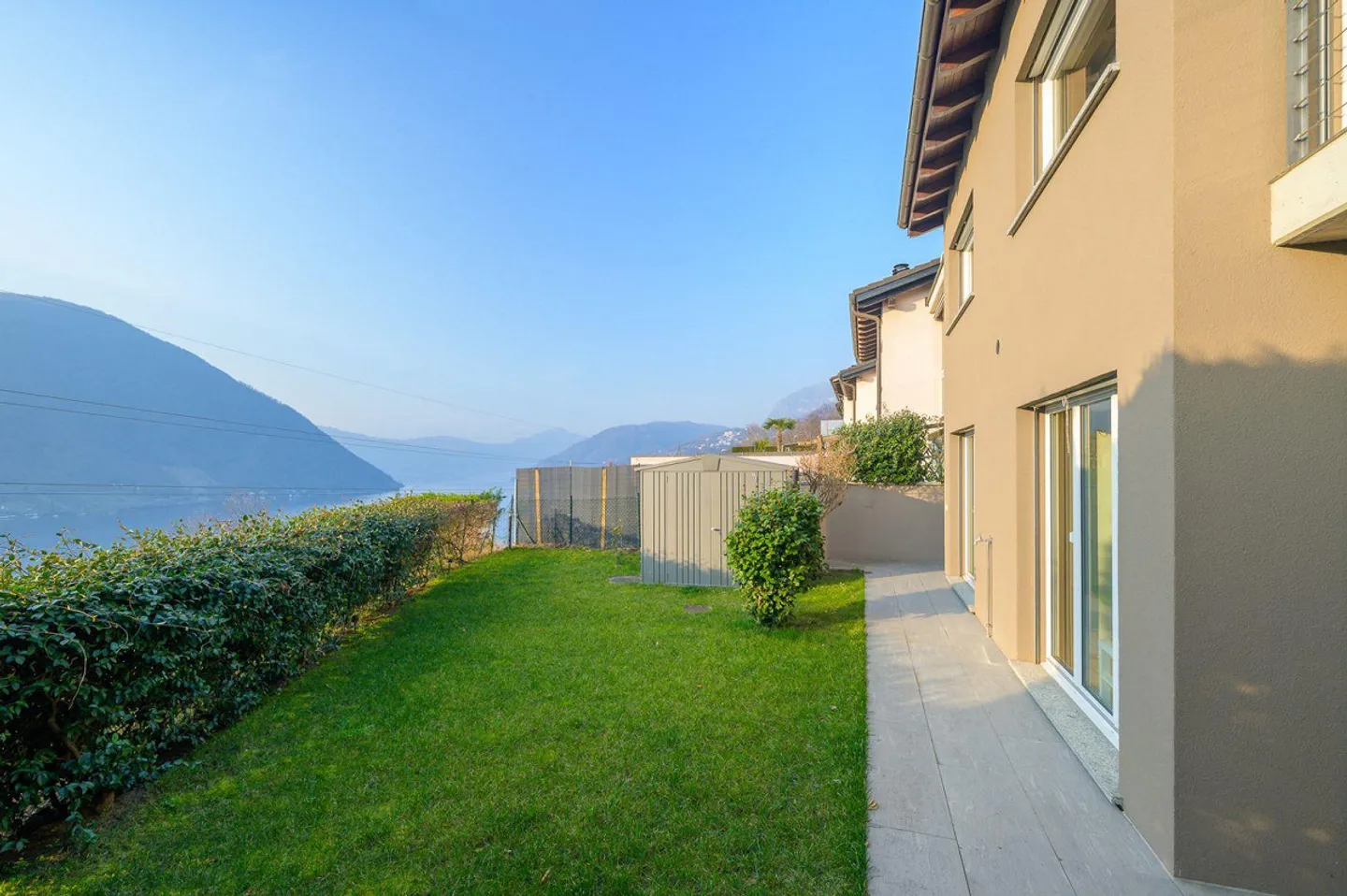 DETACHED HOUSE WITH ENCHANTING LAKE VIEW | CASA INDIPENDENTE CON IN... - Foto 2 di 10