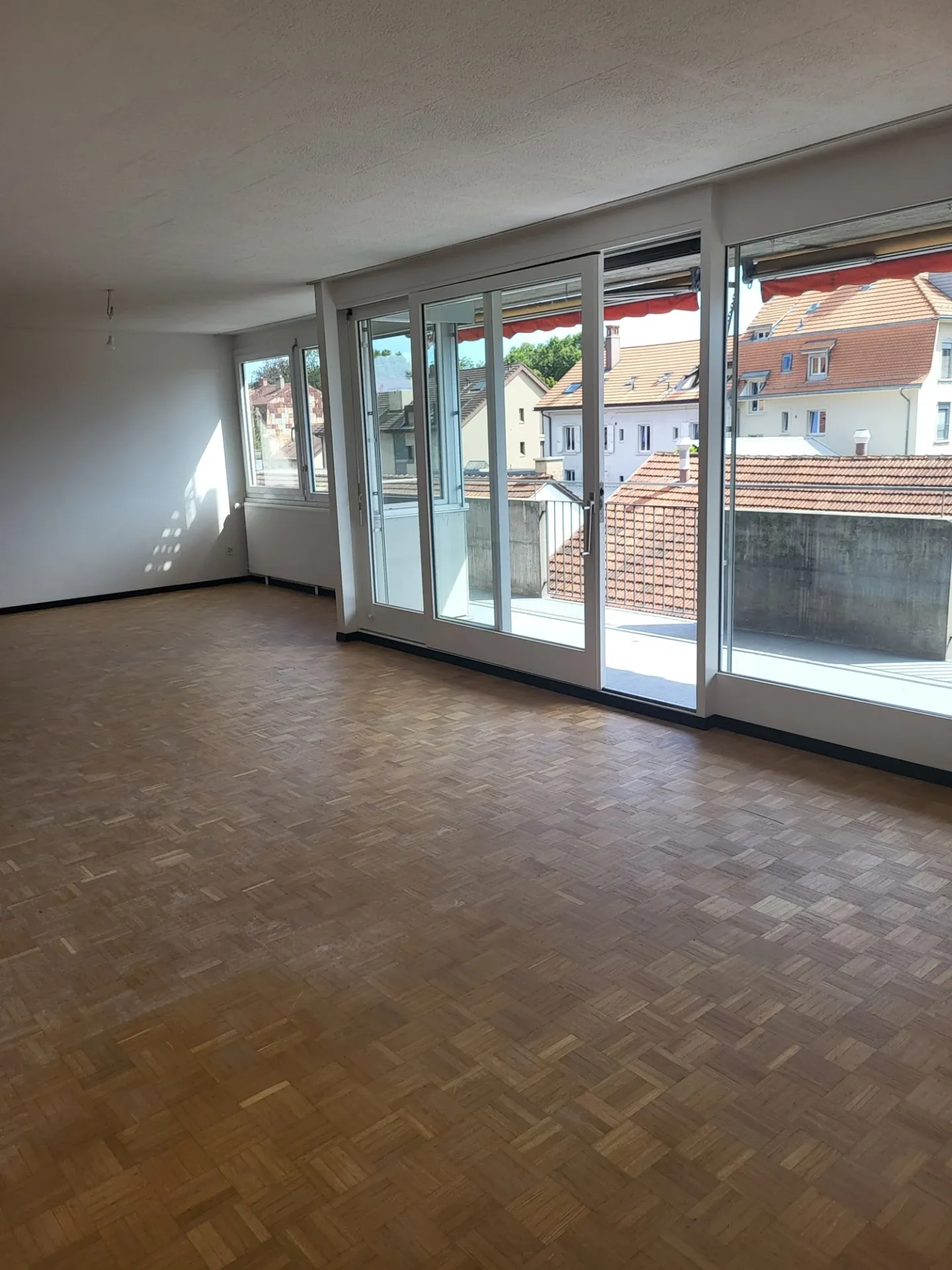 Extraordinary 4.5-room apartment with various balconies and elevator in Biel - Photo 2 of 11