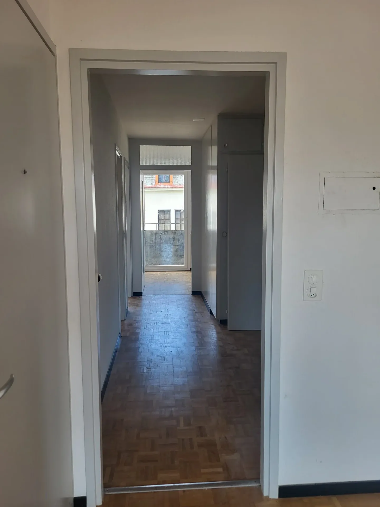 Extraordinary 4.5-room apartment with various balconies and elevator in Biel - Photo 4 of 11