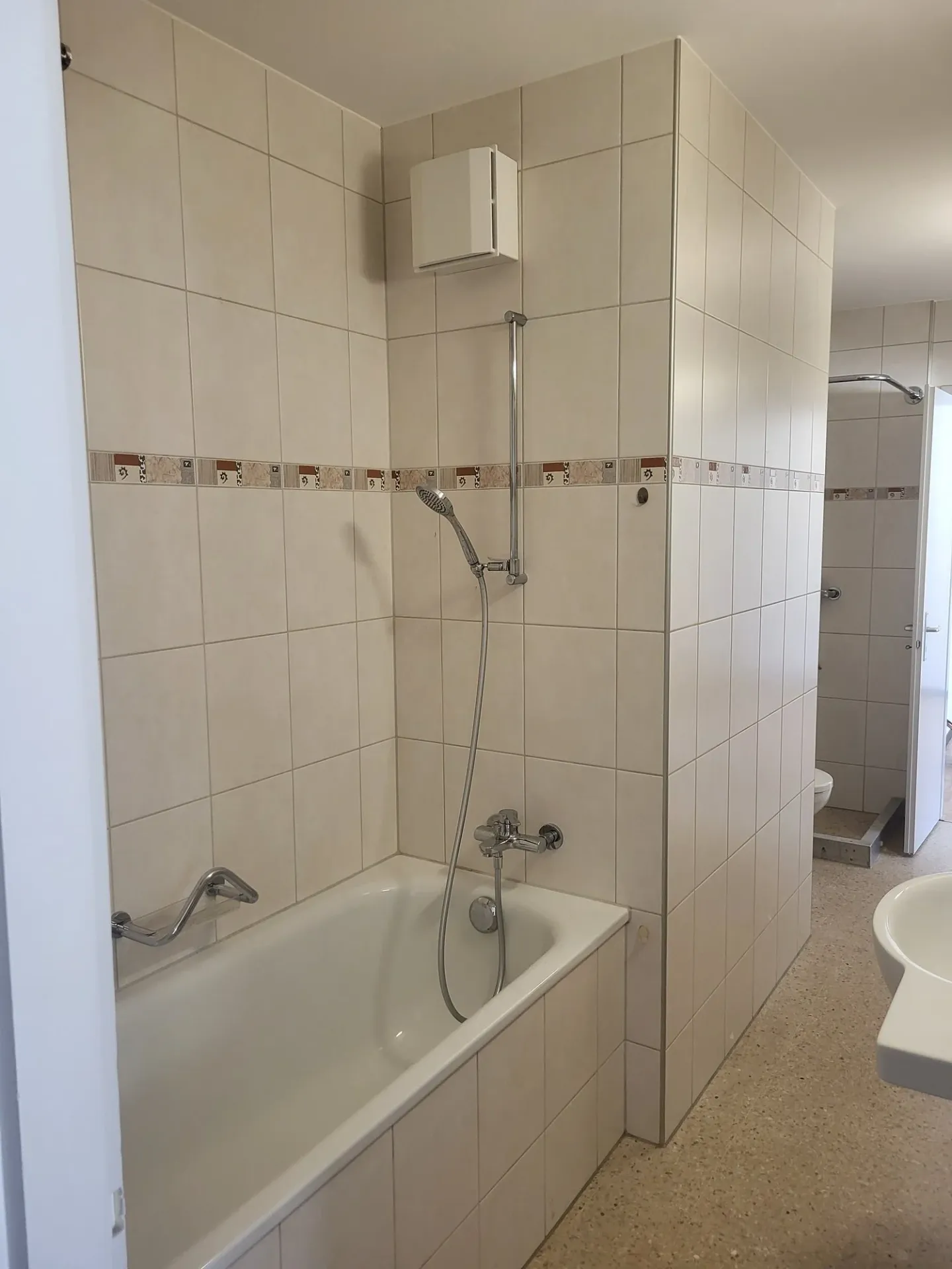 Extraordinary 4.5-room apartment with various balconies and elevator in Biel - Photo 6 of 11