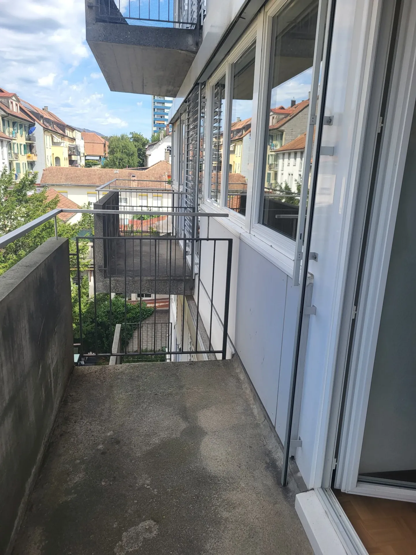 Extraordinary 4.5-room apartment with various balconies and elevator in Biel - Photo 8 of 11