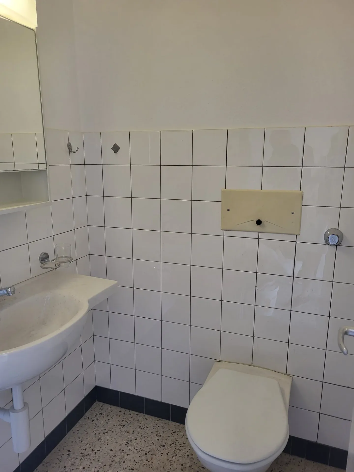 Extraordinary 4.5-room apartment with various balconies and elevator in Biel - Photo 10 of 11