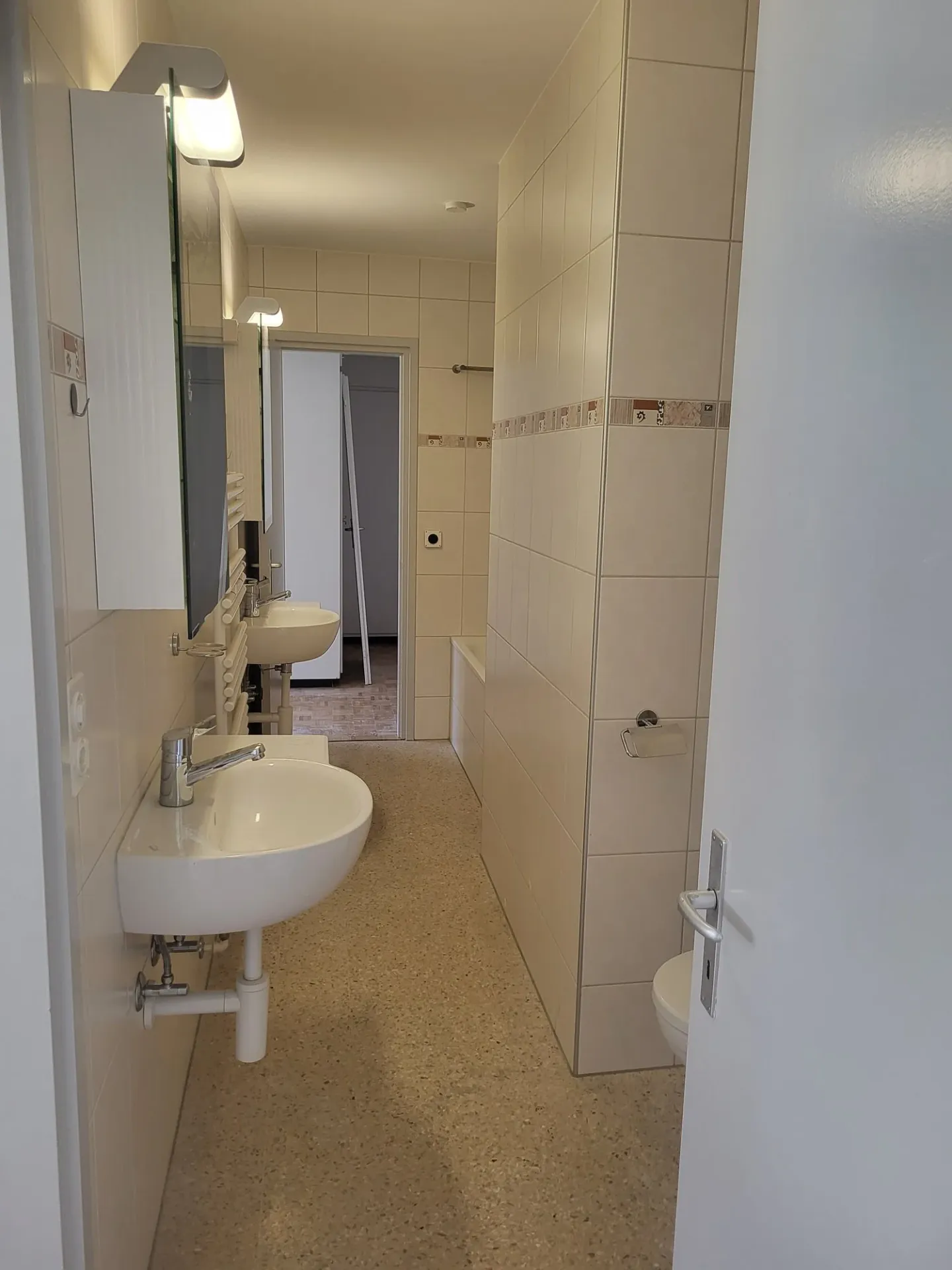 Extraordinary 4.5-room apartment with various balconies and elevator in Biel - Photo 11 of 11