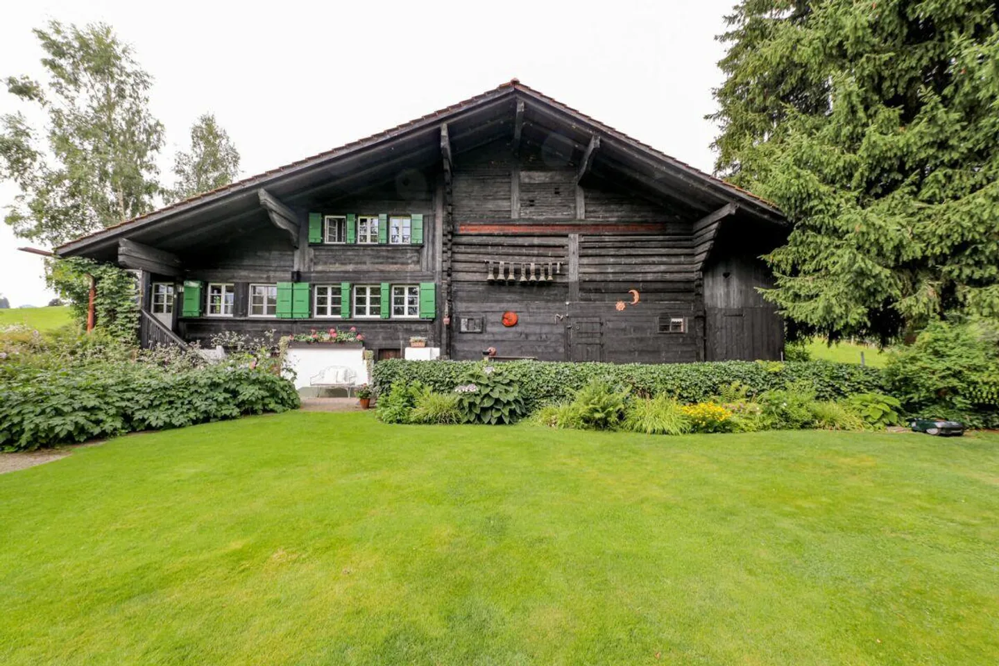 Gemütliches Chalet mit grosszügigem Umschwung und wunderschönem Ausblick - Foto 1 von 11