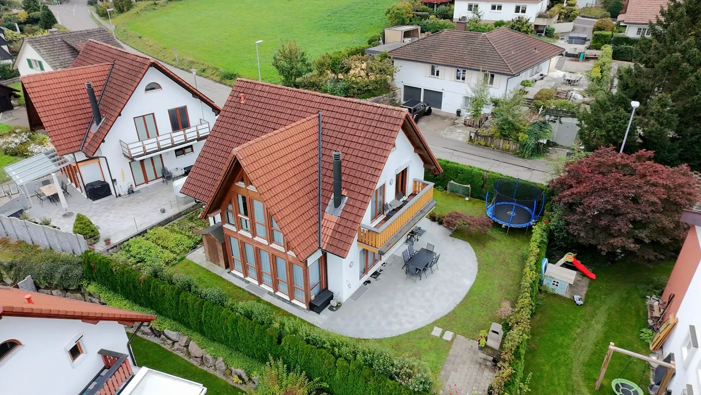 Spazio per tutta la famiglia! Incantevole casa con giardino a Dällikon - Foto 1 di 21