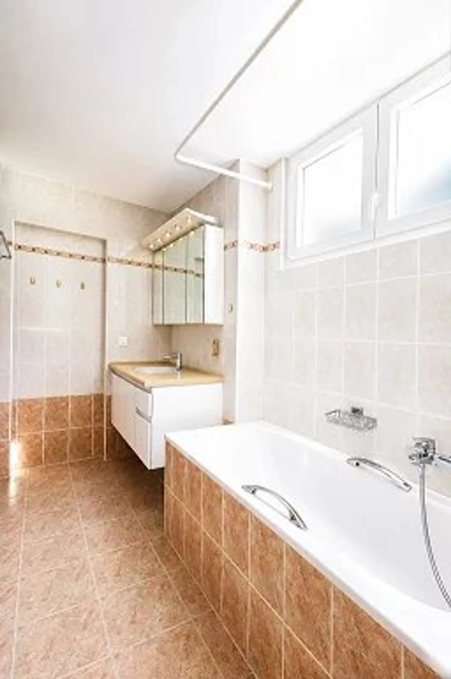 Geräumige Wohnung mit Dachterrasse - Foto 6 von 10