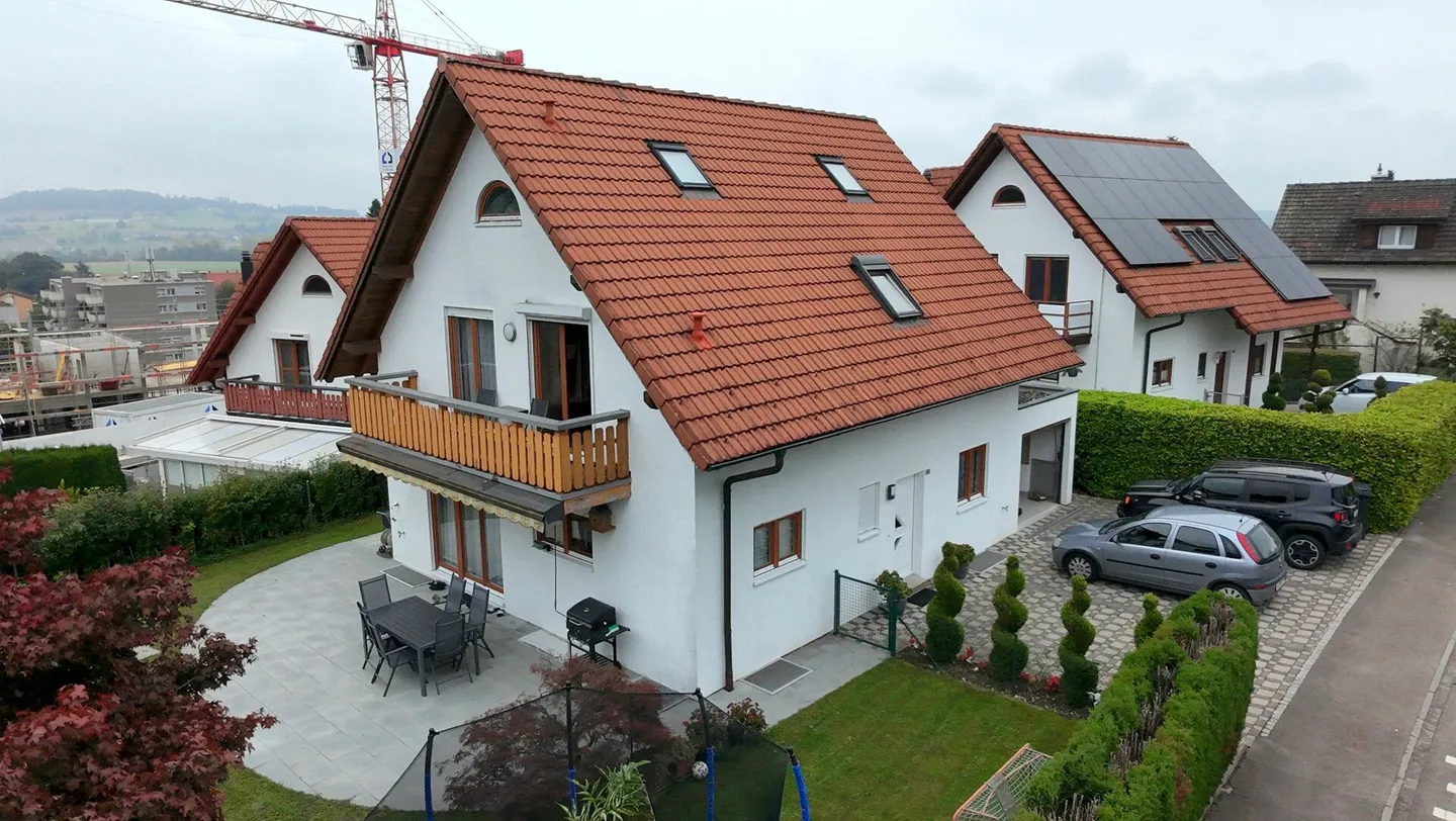 Spazio per tutta la famiglia! Incantevole casa con giardino a Dällikon - Foto 3 di 21
