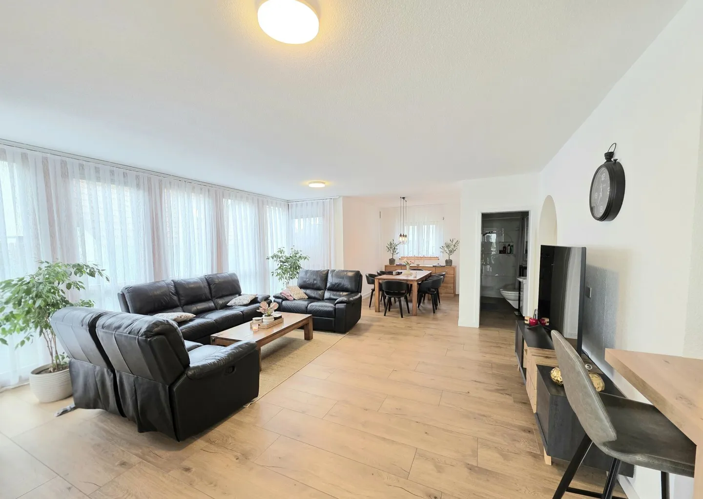 Spazio per tutta la famiglia! Incantevole casa con giardino a Dällikon - Foto 6 di 21