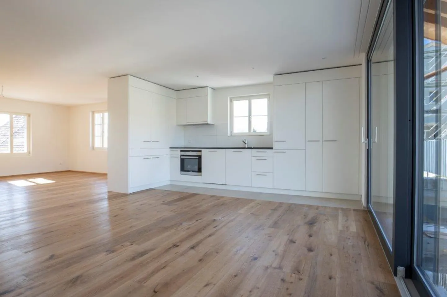 Appartamento nuovo luminoso e moderno in una posizione tranquilla - Foto 2 di 12